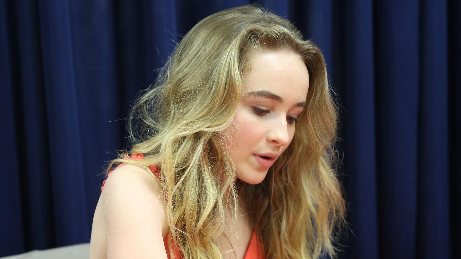 File:Sabrina Carpenter signs autographs Aug 14 2014.JPG
