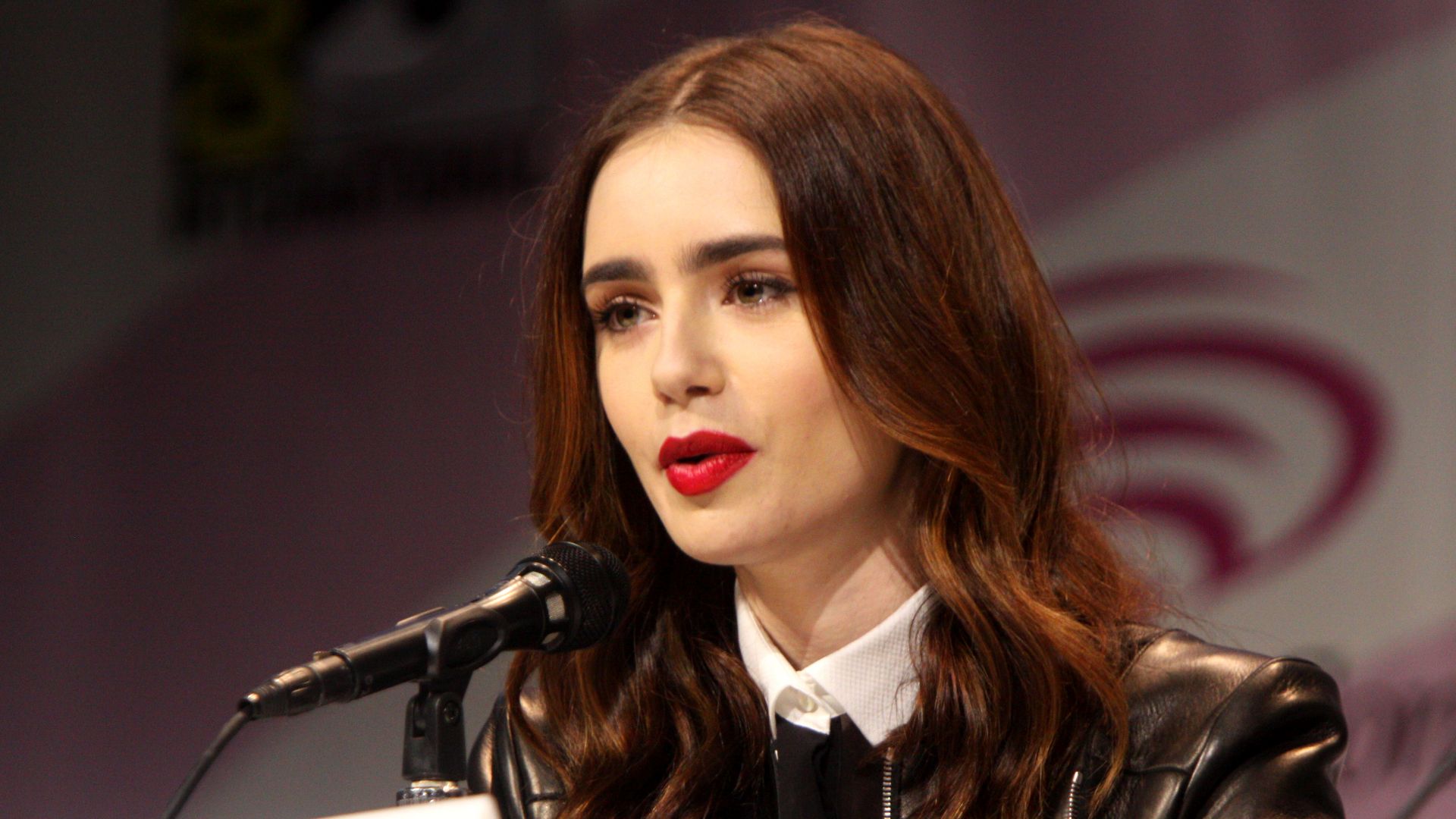 File:Lily Collins (8610330959).jpg