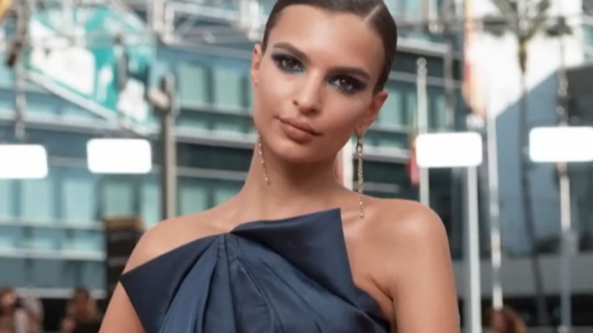 File:Emily Ratajkowski at Emmy Awards 2016.jpg