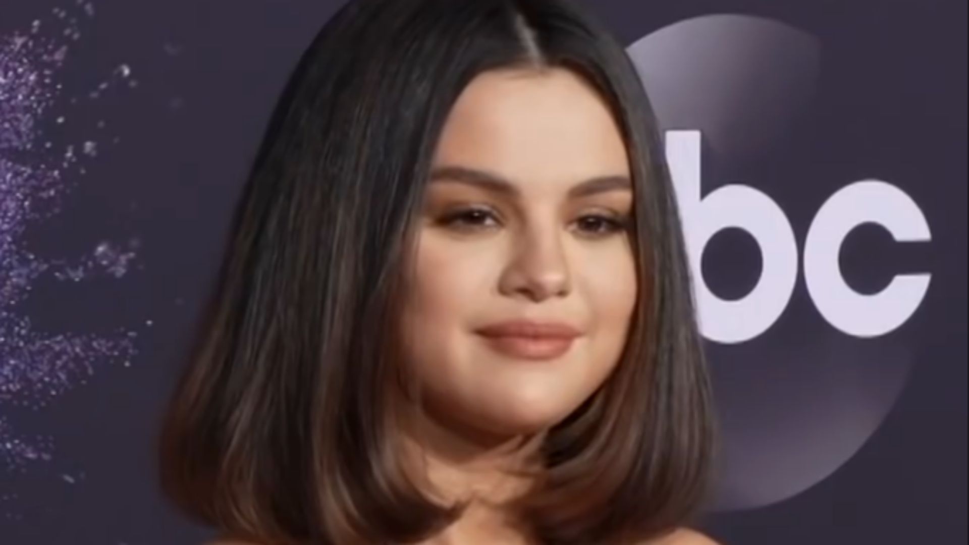 File:191125 Selena Gomez at the 2019 American Music Awards.png