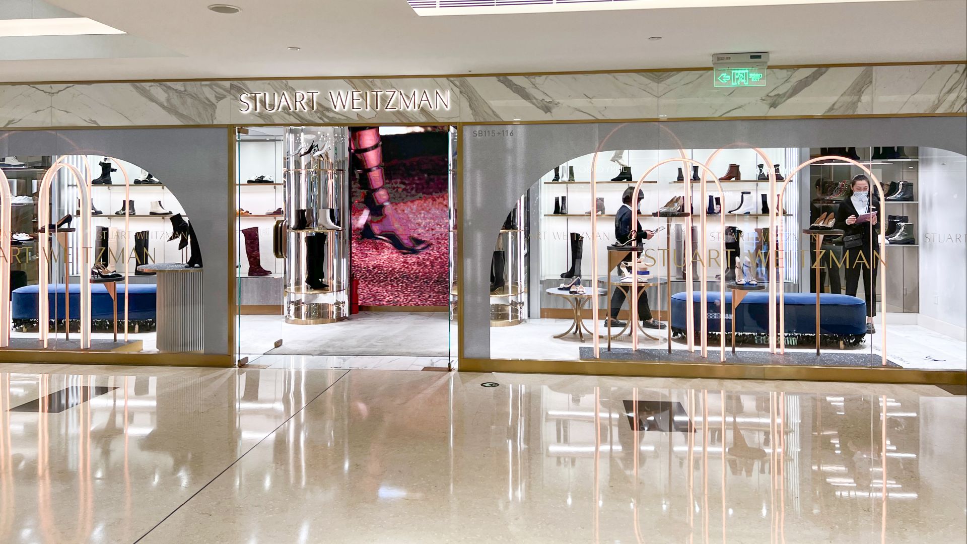 File:Stuart Weitzman store at China World Mall (20211222161040).jpg