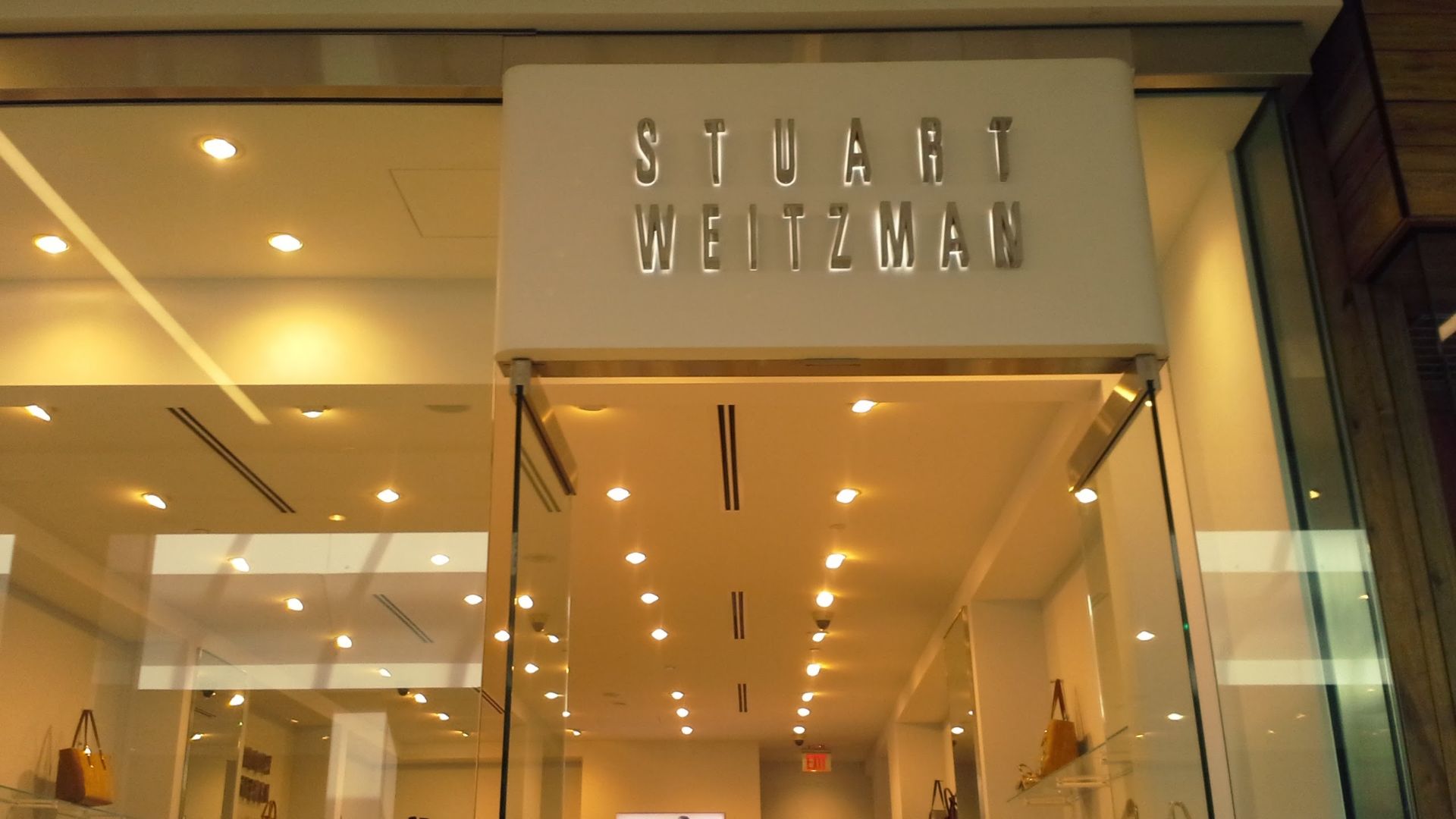 File:Stuart Weitzman West Edmonton Mall 2014.jpg