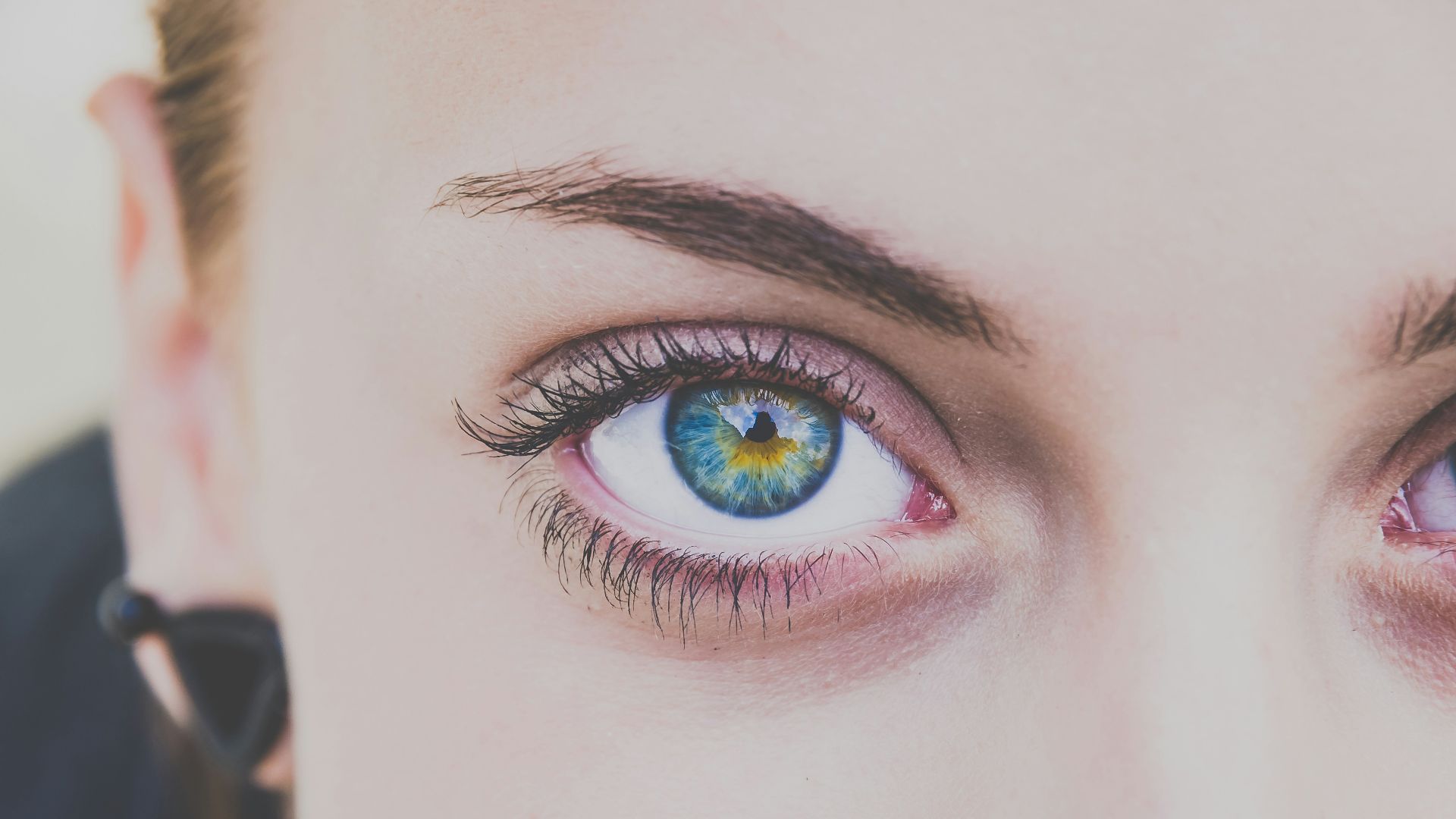 close up photography of woman's right eye