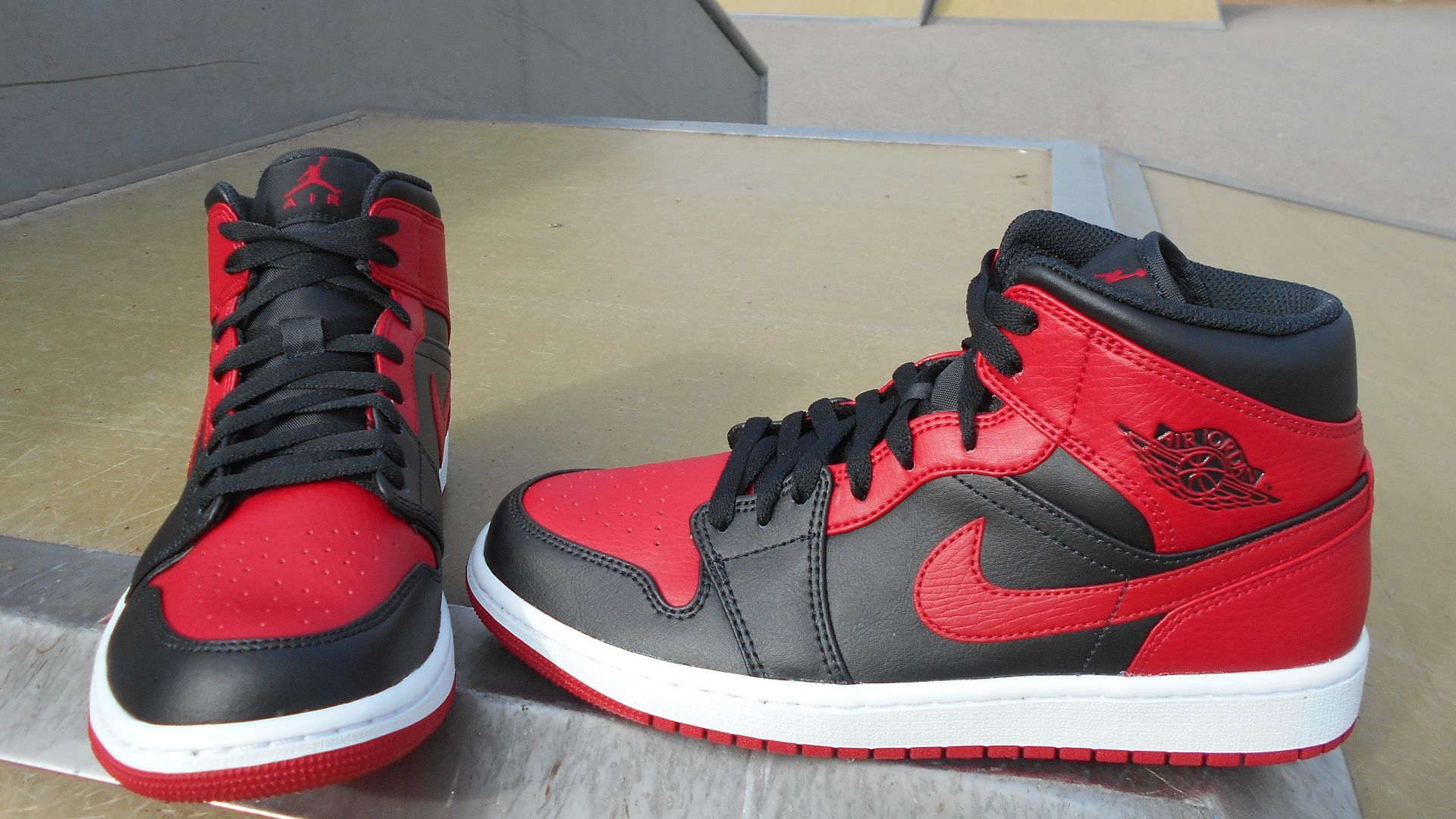 File:Air Jordan 1 Banned.jpg