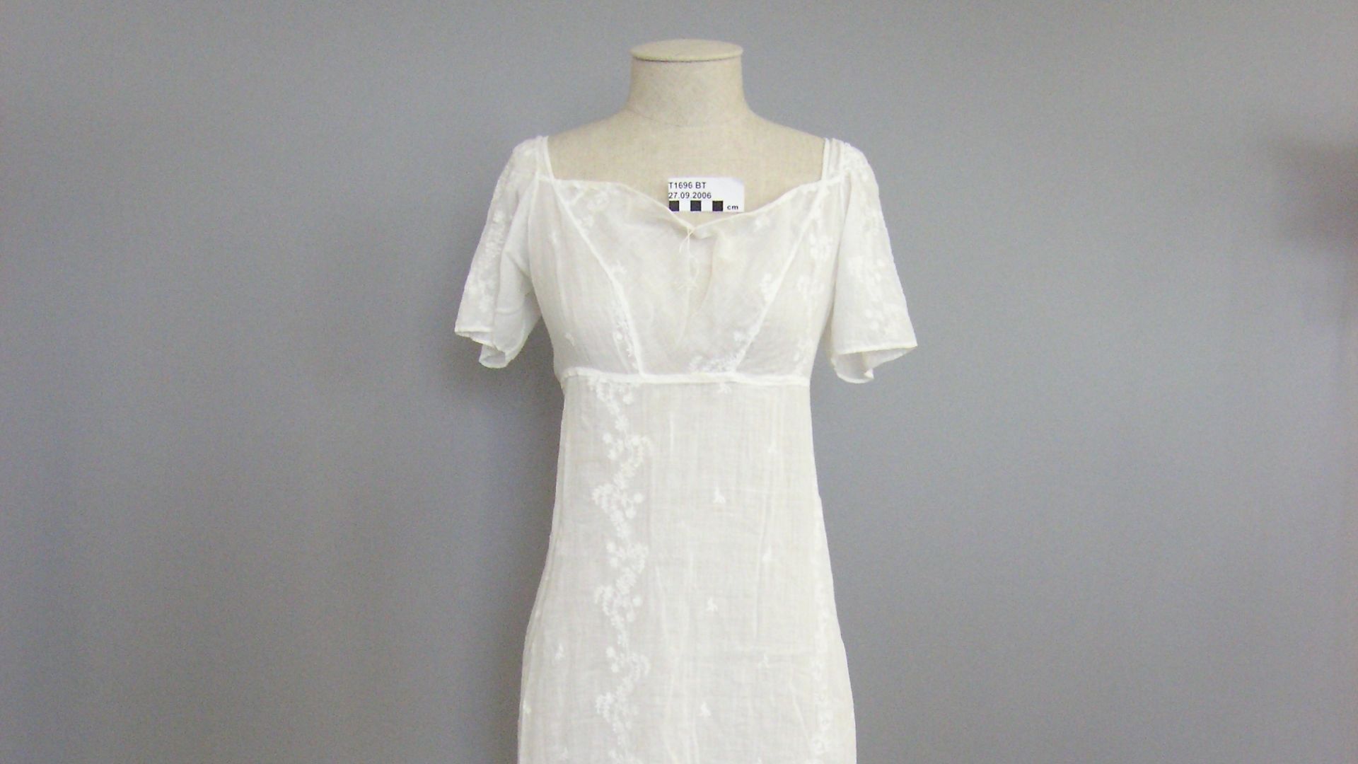 File:Dress, women's (AM 1995.8.14-1).jpg