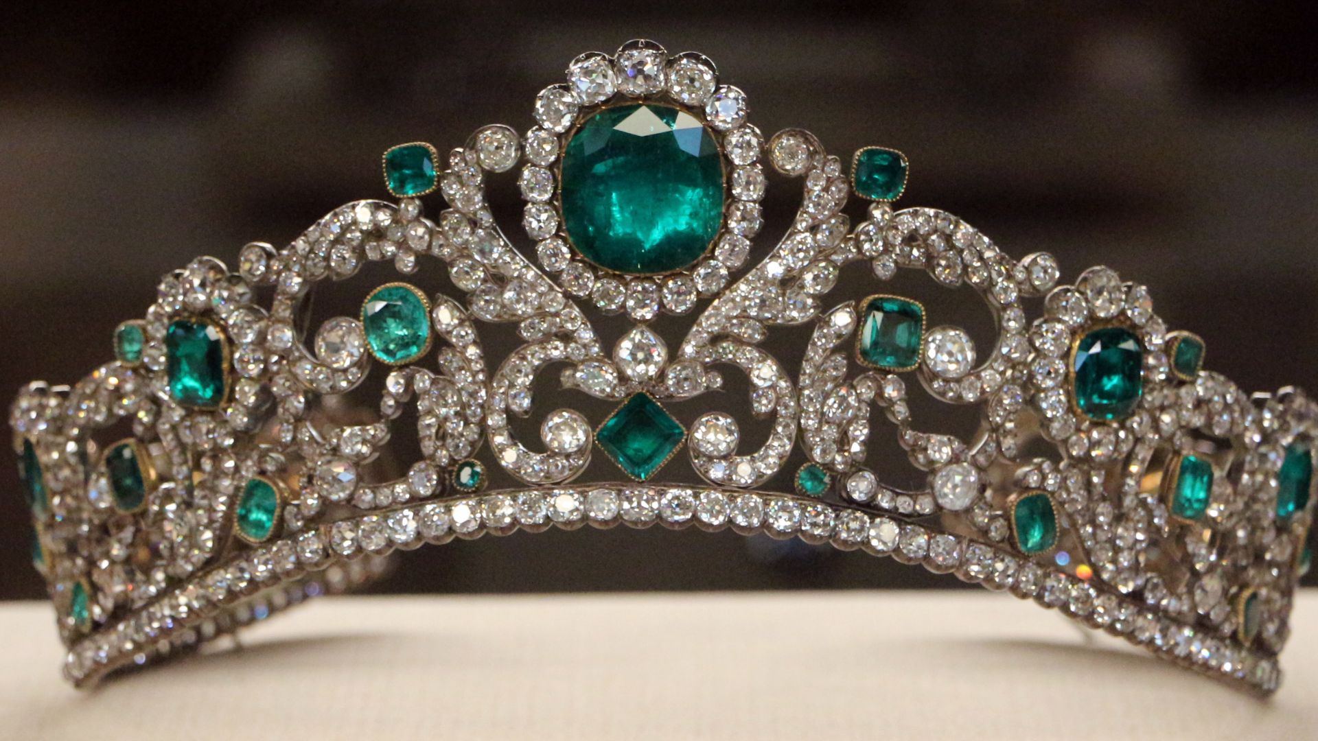 File:Évrard e frédéric bapst, diadema della duchessa d'anguoleme, smeraldi, diamanti, oro e argento, parigi 1819-20.jpg