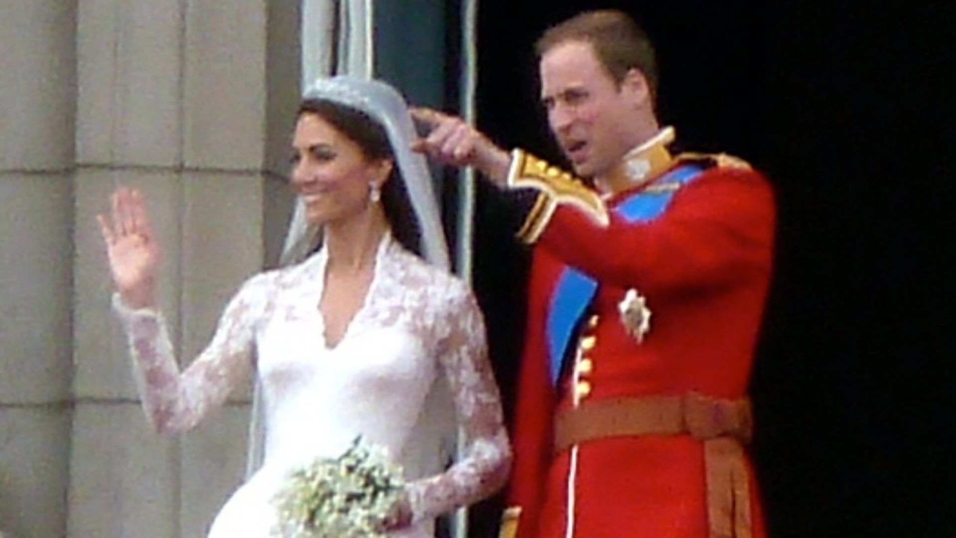 File:Will & Kate on the balcony (5669407097) (1).jpg