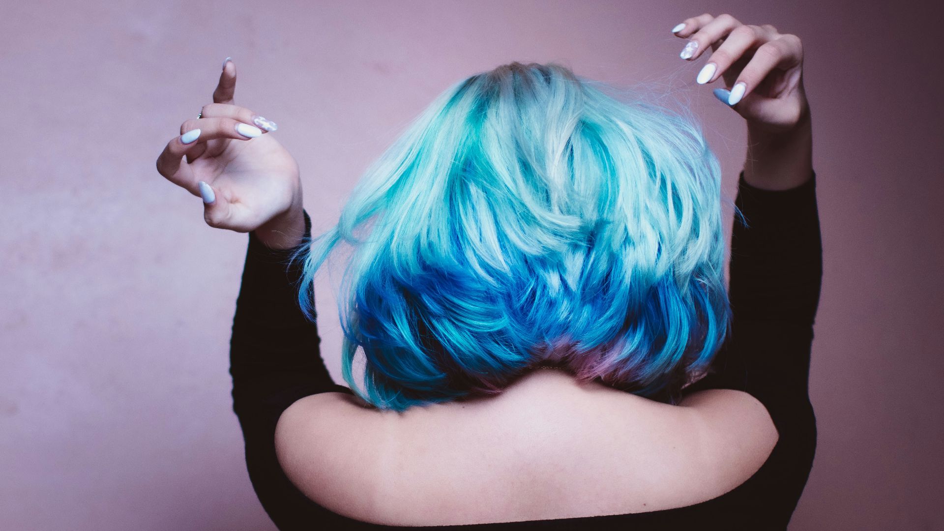 woman facing backward with blue hair