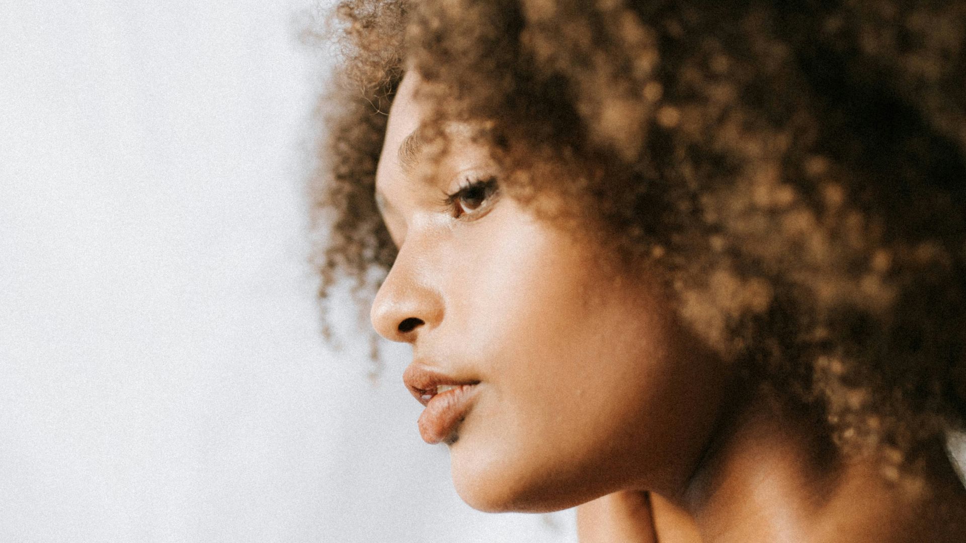 woman looking at her left