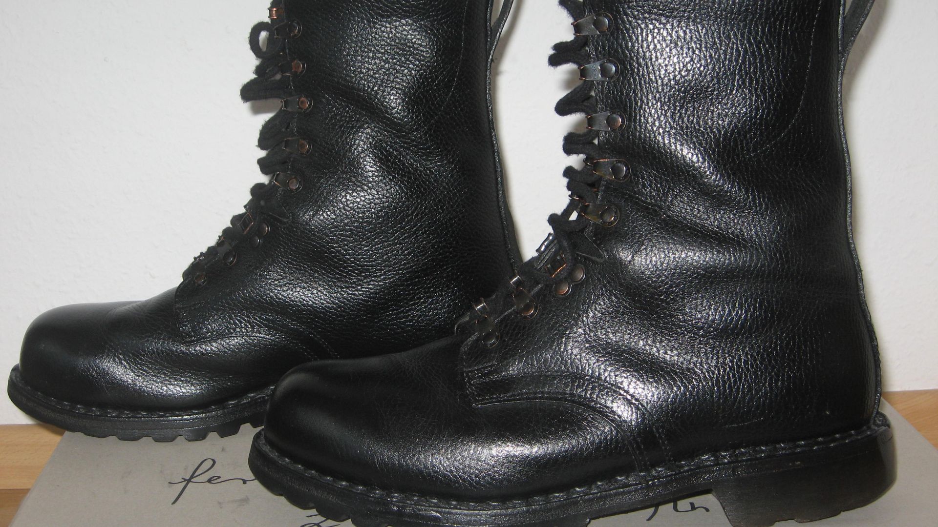File:Bundeswehr-Kampfstiefel Modell 1983.jpg