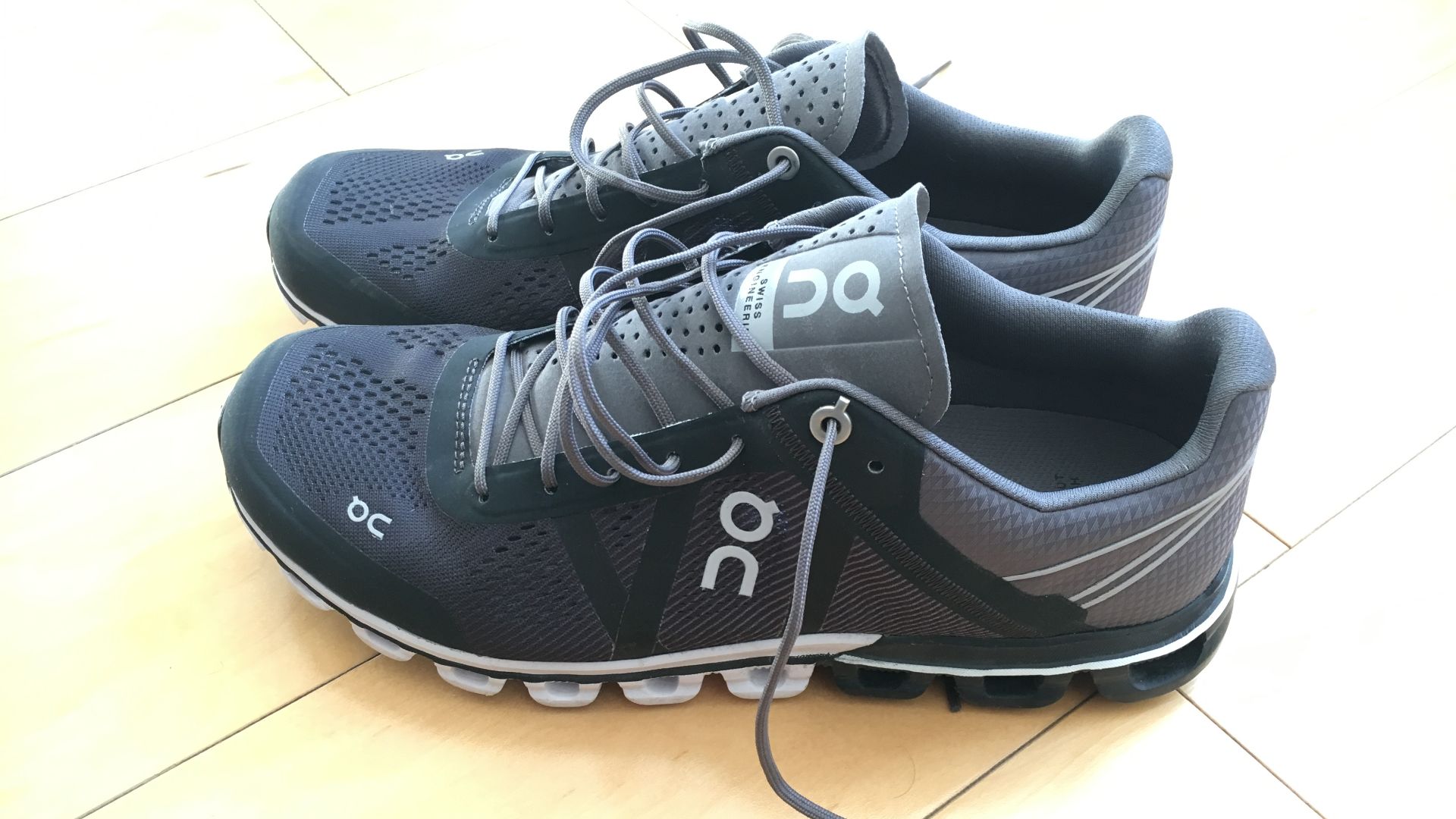 File:On Cloudflow running shoes.jpg