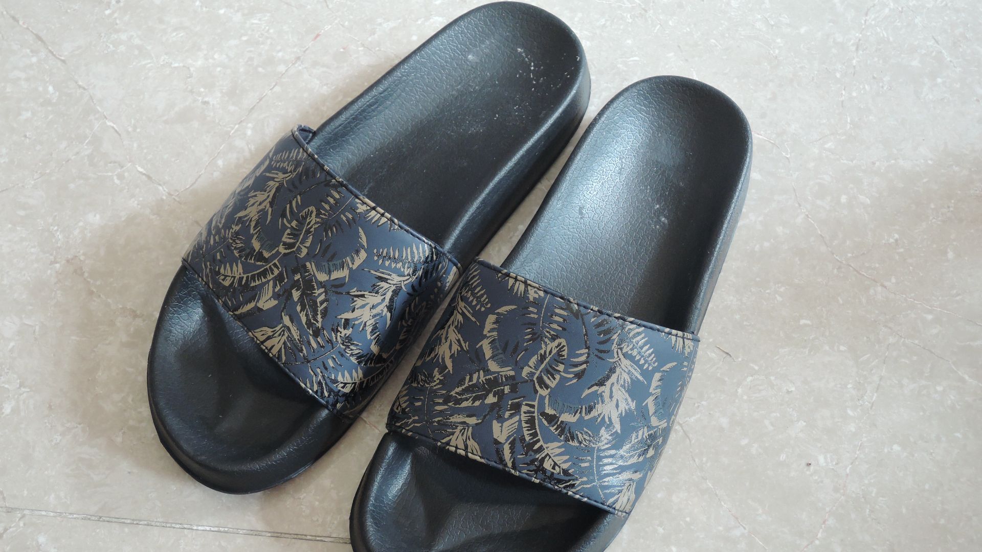 File:Black sandal with summer pattern.jpg