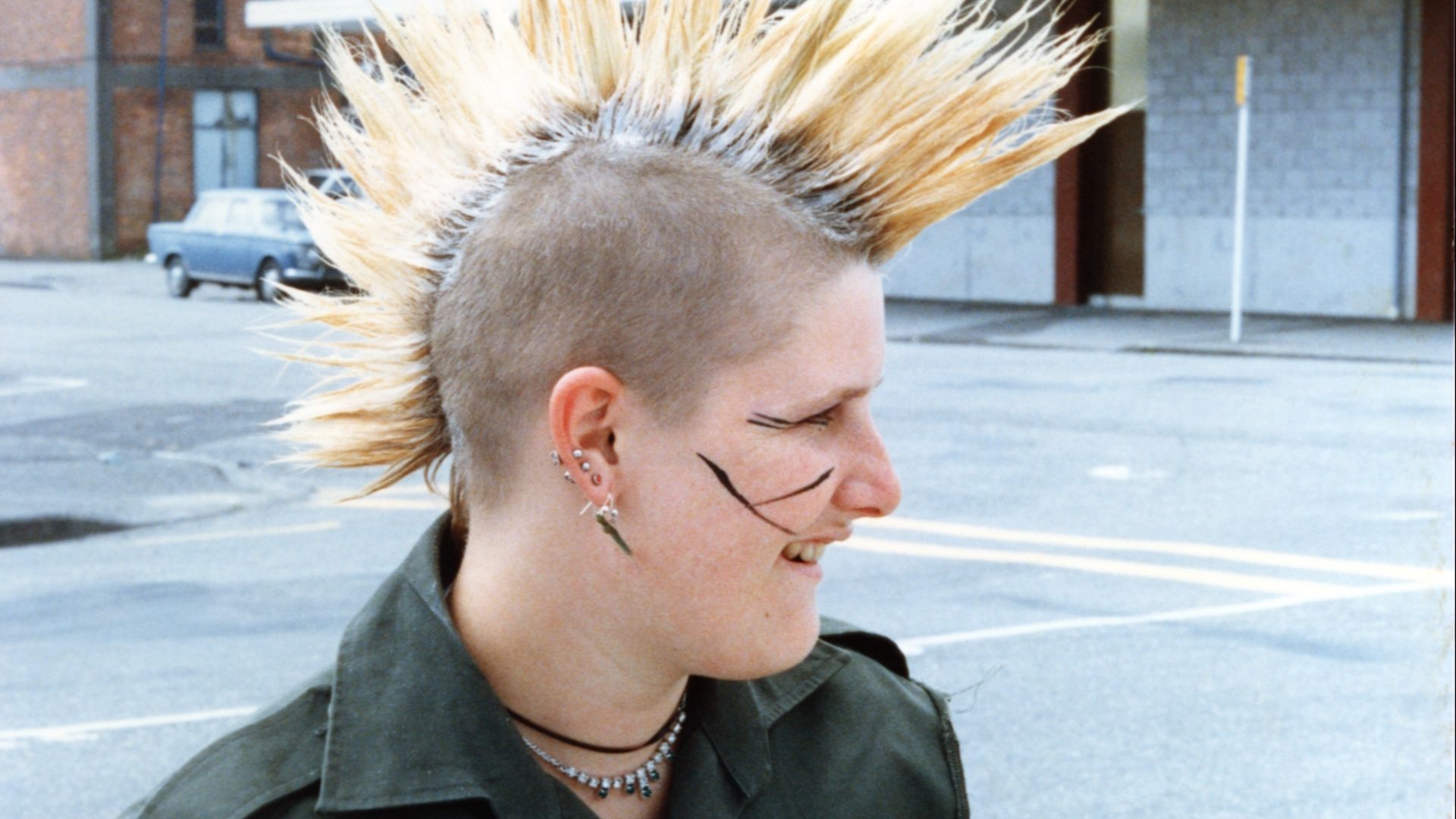 File:'Punk Rocker' with blonde mohawk, Greymouth, 1986. CC074.jpg