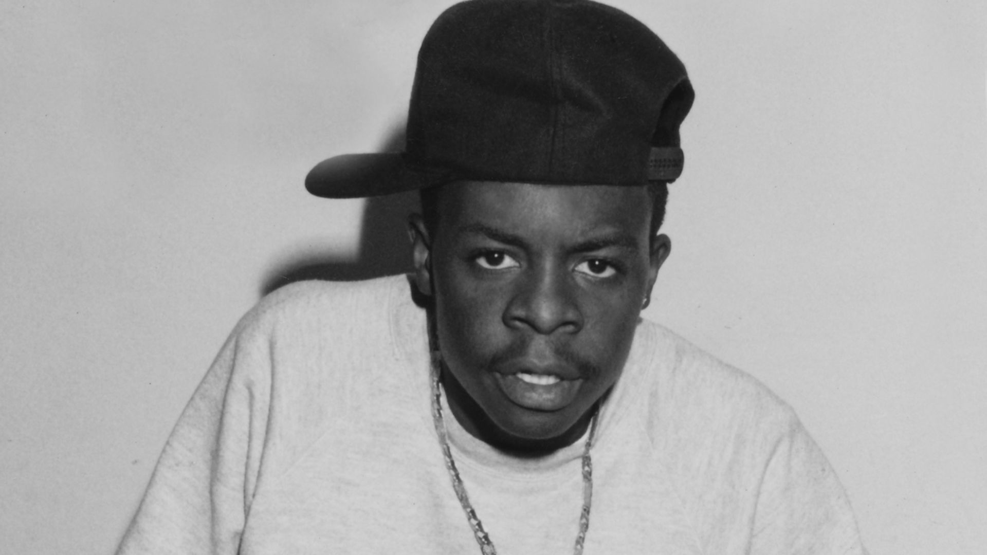 File:DJ Aladdin aka Alphonso Henderson in Los Angeles 1990 photo by Ithaka Darin Pappas.jpg