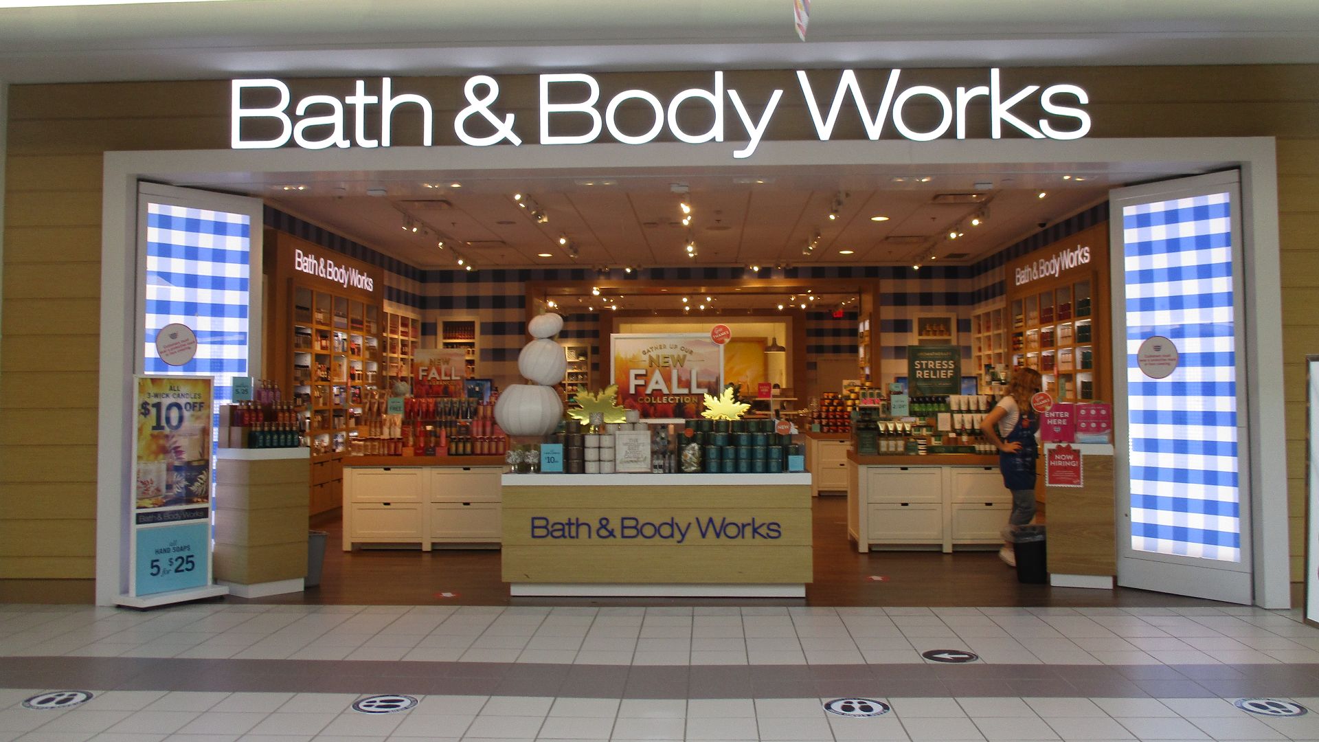 File:Bath & Body Works Lloyd Mall Lloydminster 2020.jpg
