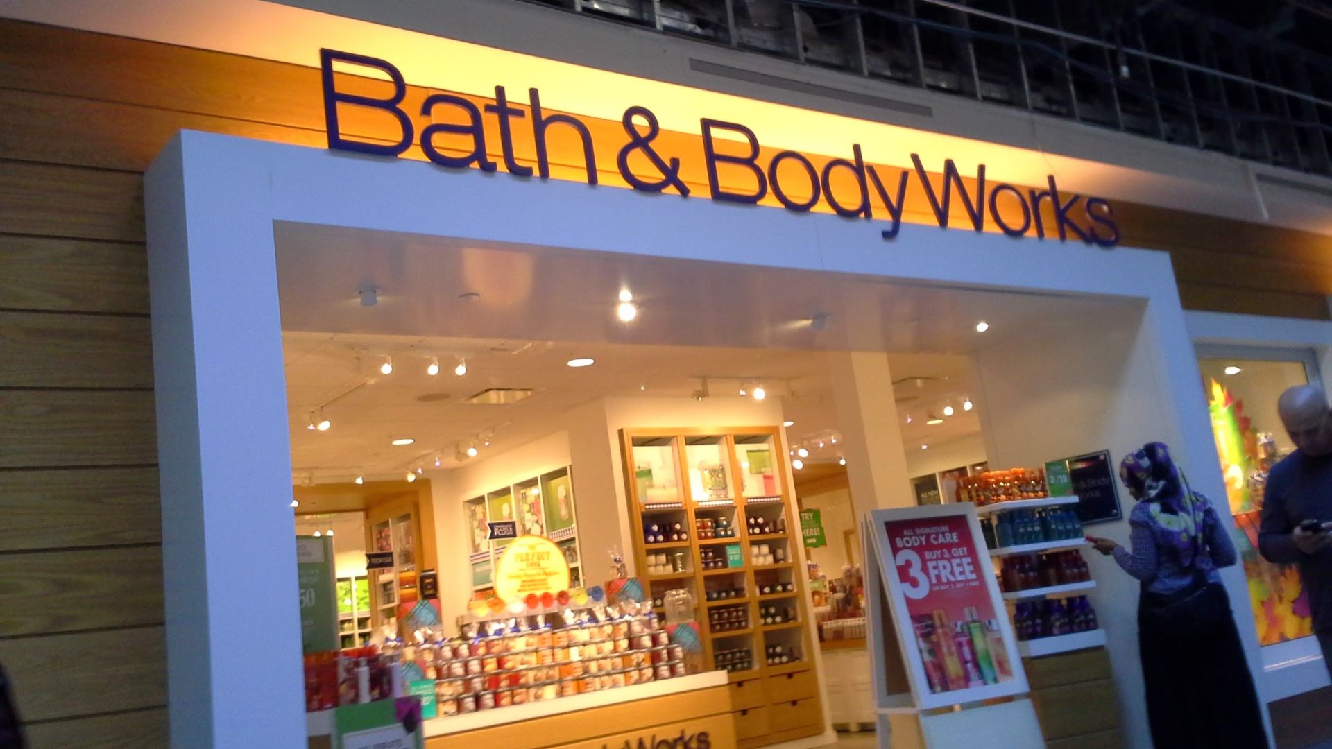 File:Bath & Body Works Londonderry Mall 2014.jpg