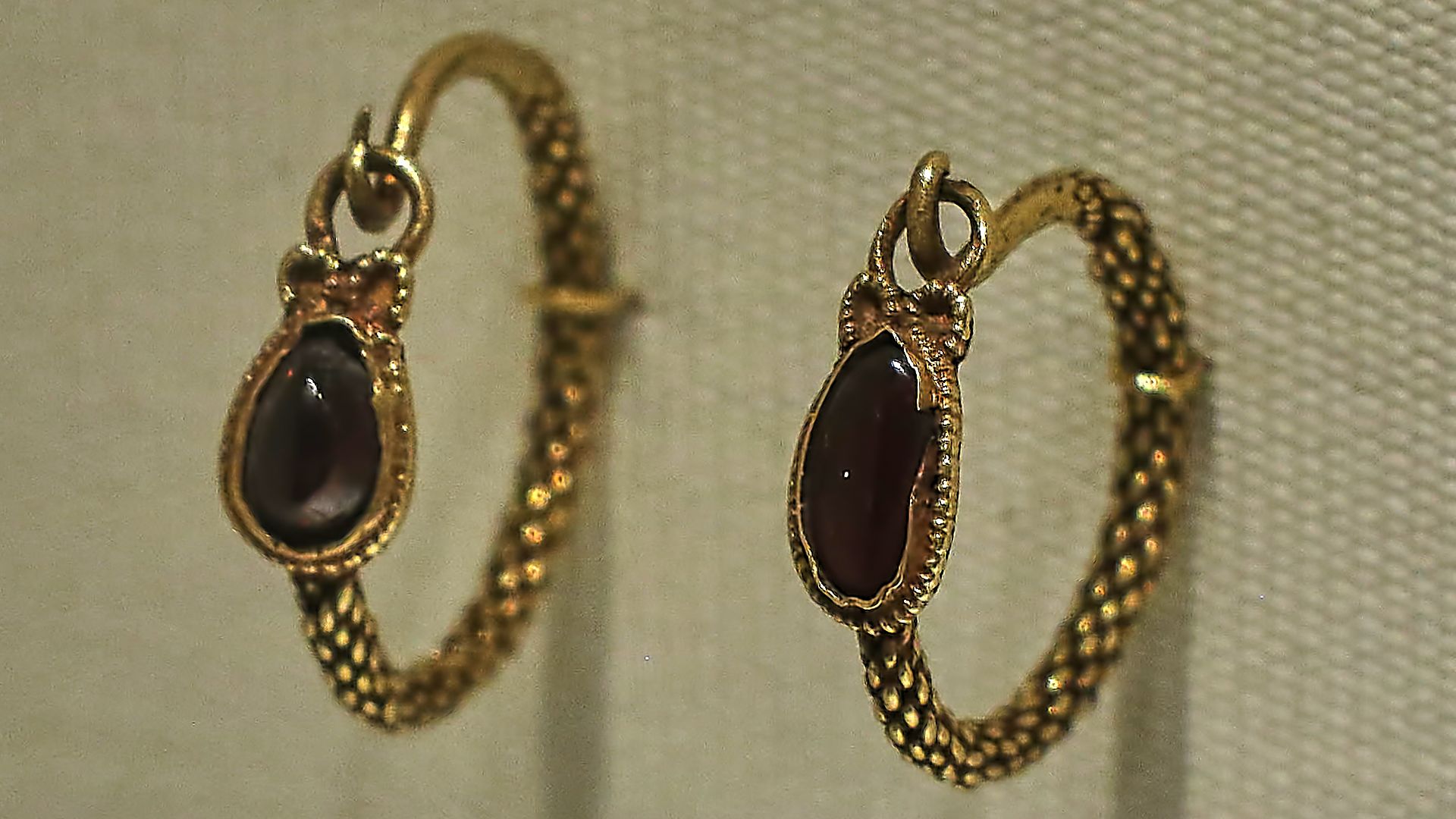 File:Gold hoop earrings with inlaid garnets (Roman period) in the National Archaeological Museum of Athens on 23 July 2018.jpg