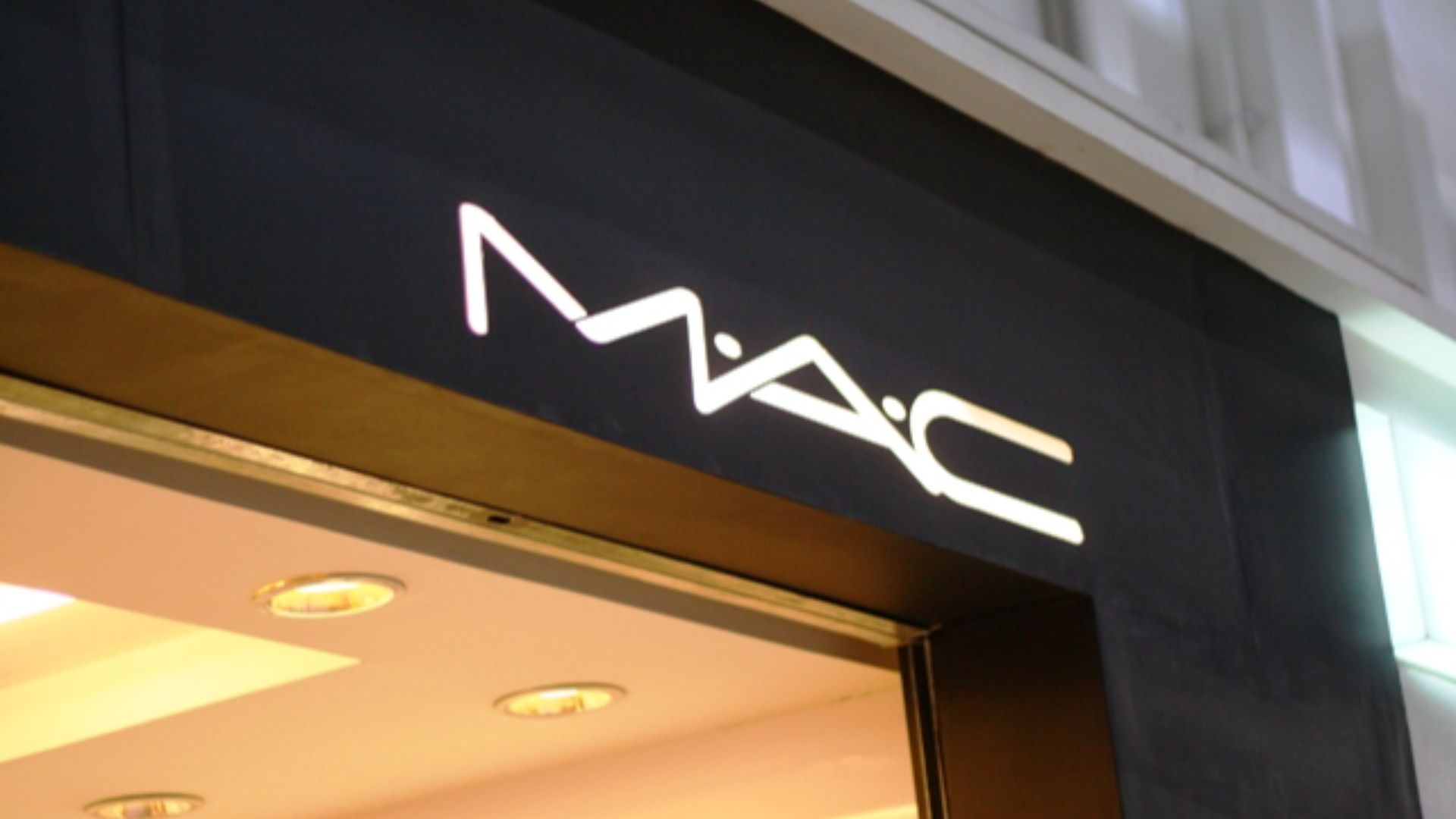 File:MAC Store in Glorietta Philippines.jpg
