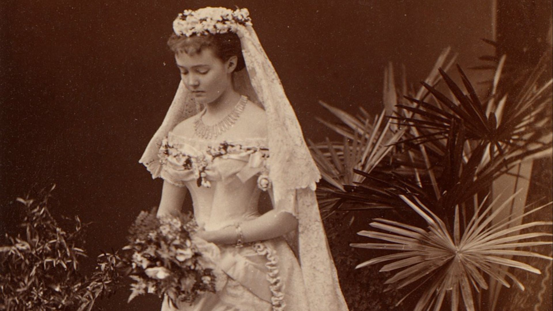 File:The Duchess of Connaught (1860-1917), when Princess Louise Margaret of Prussia, in her wedding dress.jpg