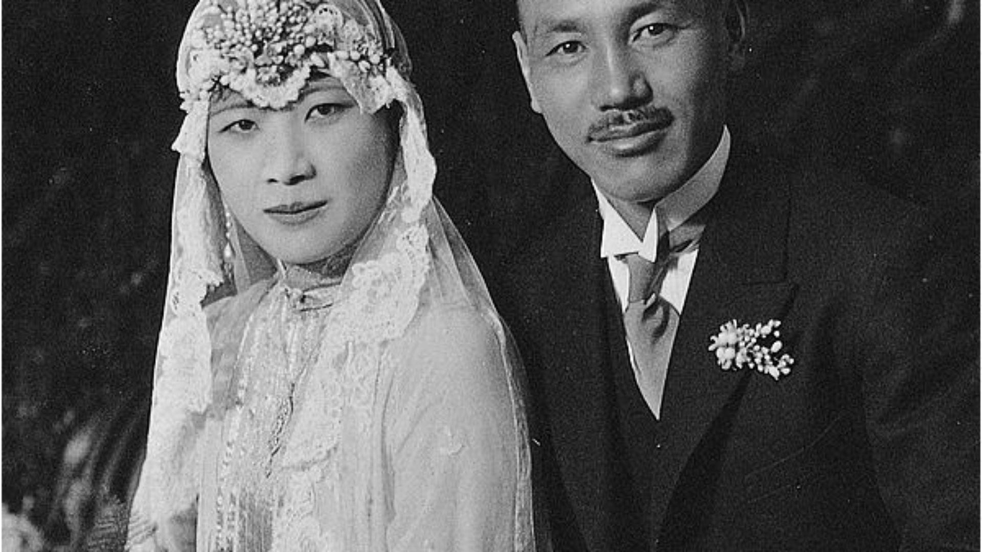 File:1927 Chiang Soong wedding photo1.jpg