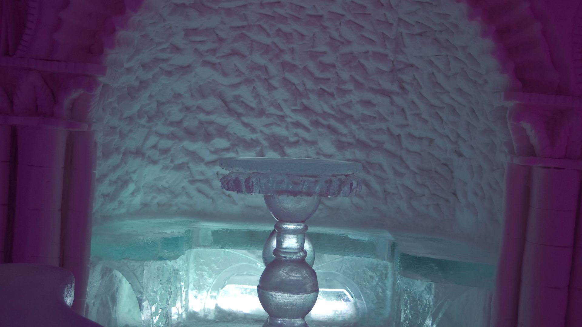 File:Seats in Ice Hotel - Bancs dans l'Hotel de Glace - Quebec (3206997715).jpg