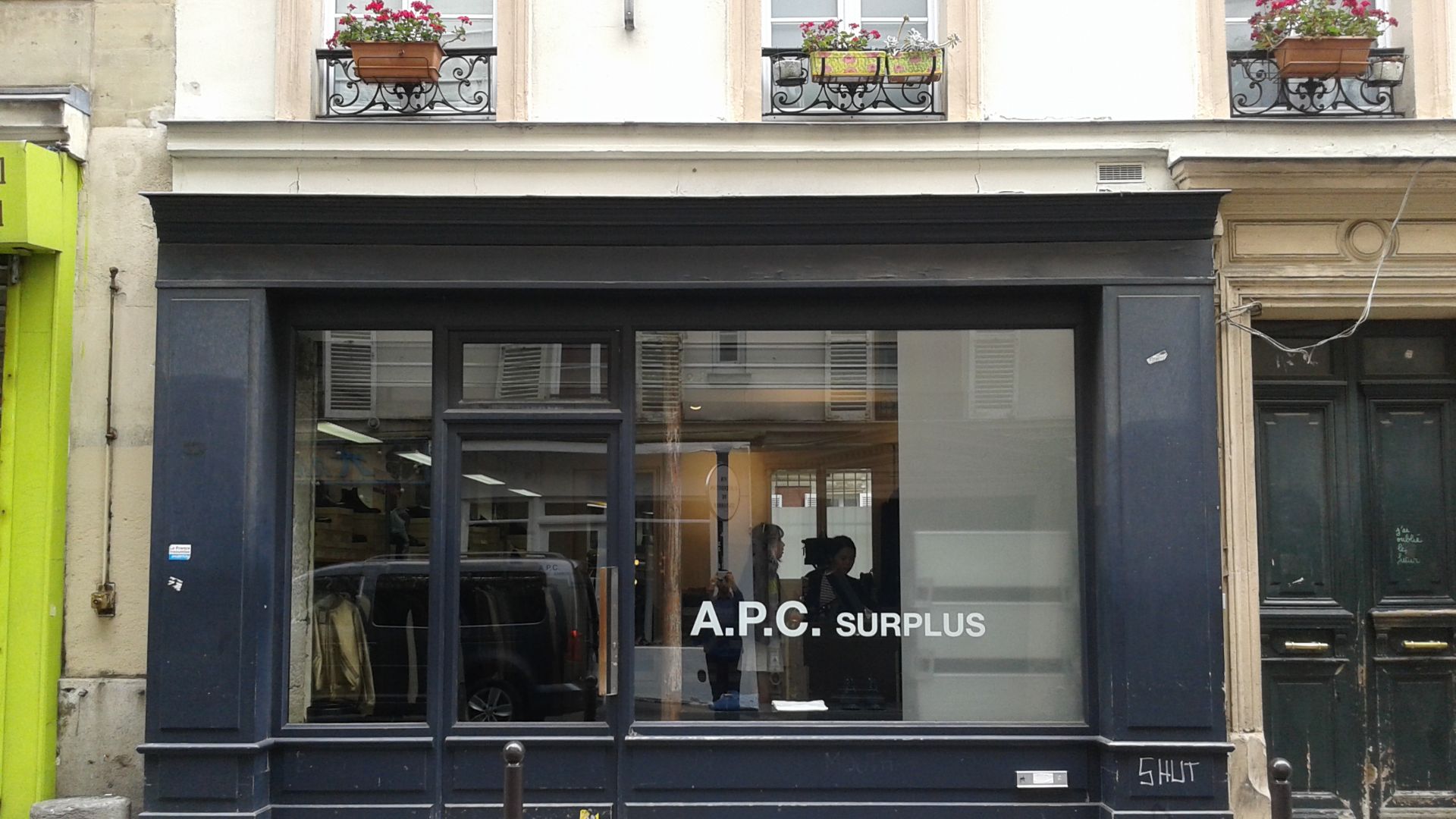 File:Boutique A.P.C. surplus à Montmatre 01.jpg