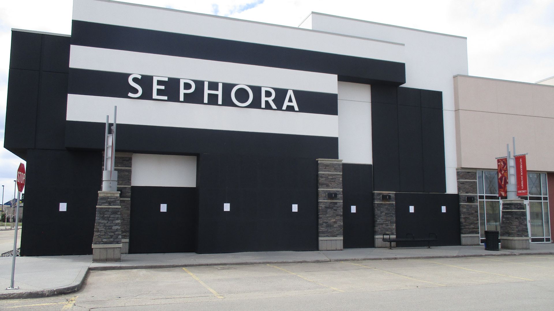 File:SephoraSouthEdmontonCommon.jpg