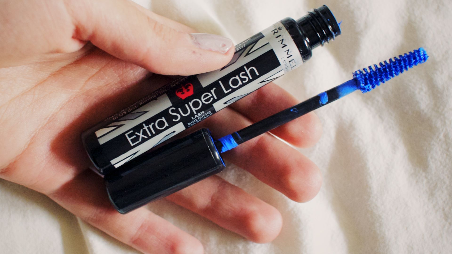 File:Blue mascara.jpg