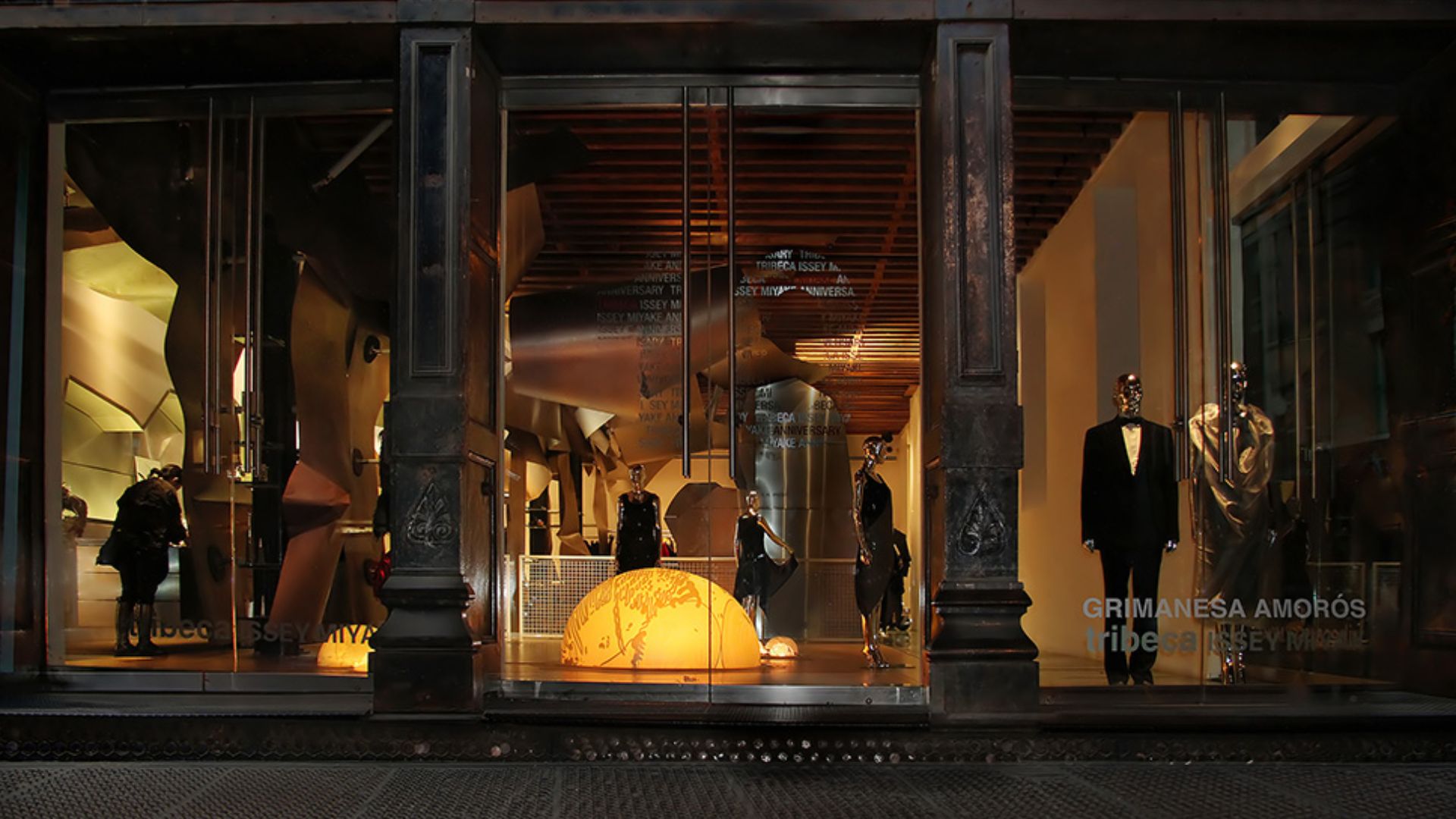 File:Grimanesa amoros issey miyake 01.jpg