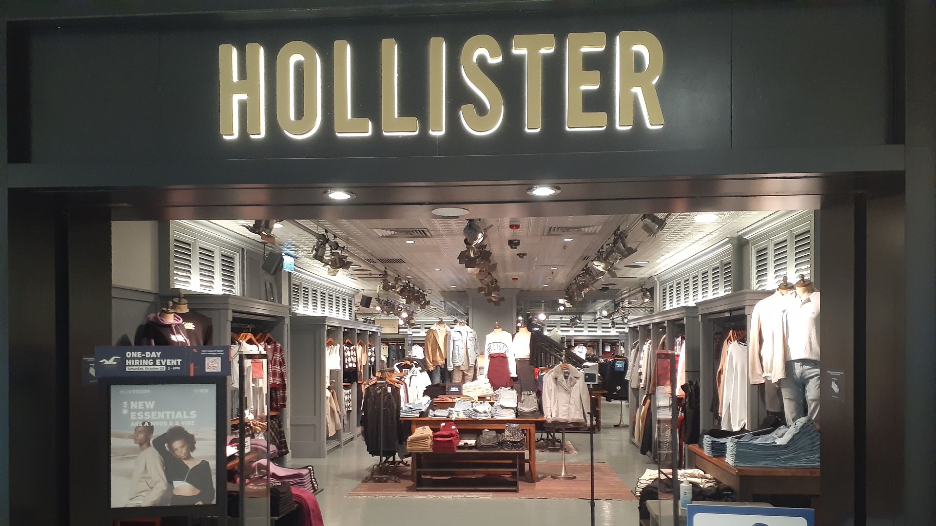 File:HK CWB 銅鑼灣 Causeway Bay 希慎廣場 Hysan Place mall shop Hollister Clothing Store October 2021 SS2 01.jpg