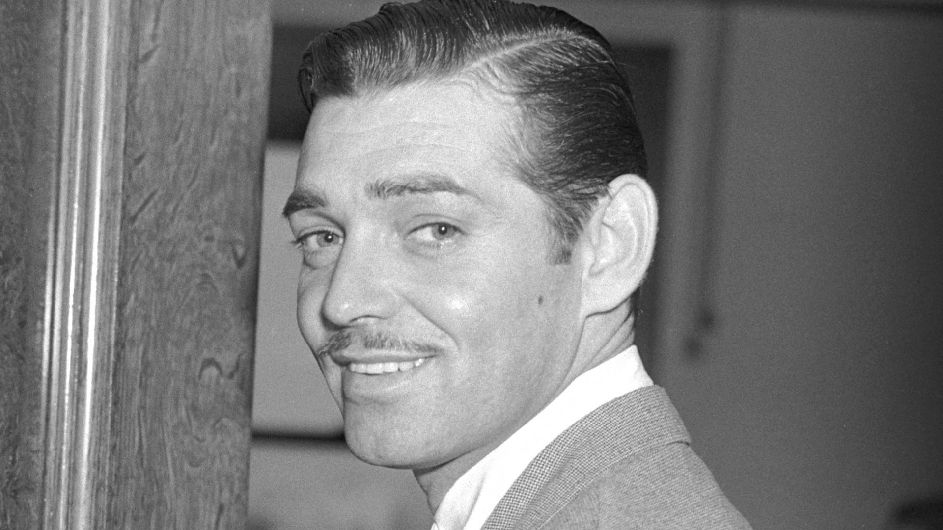 File:Clark Gable entering the office of the Assistant U.S. Attorney.jpg