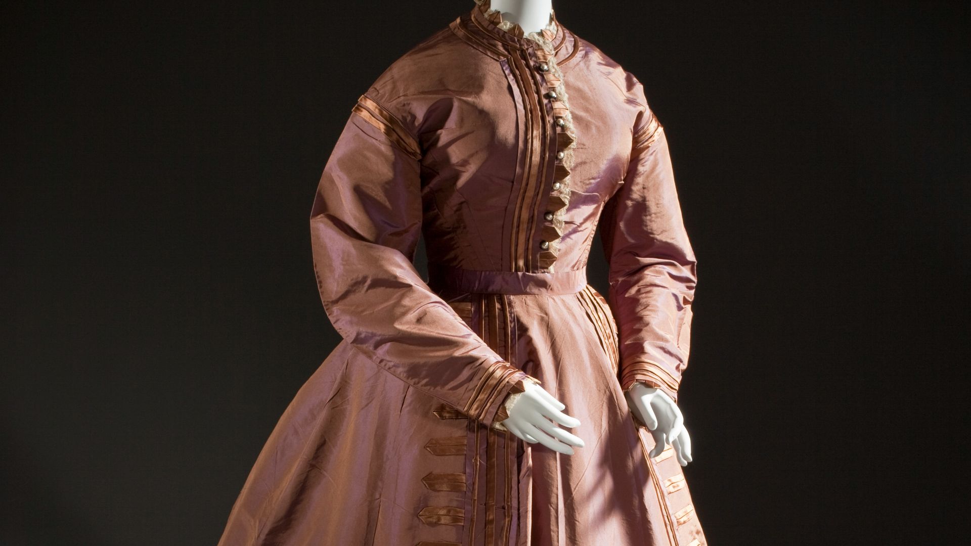 File:Woman's silk taffeta dress c. 1865.jpg