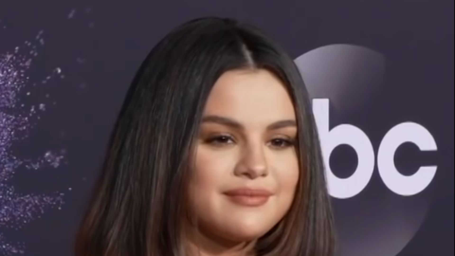 File:191125 Selena Gomez at the 2019 American Music Awards.png