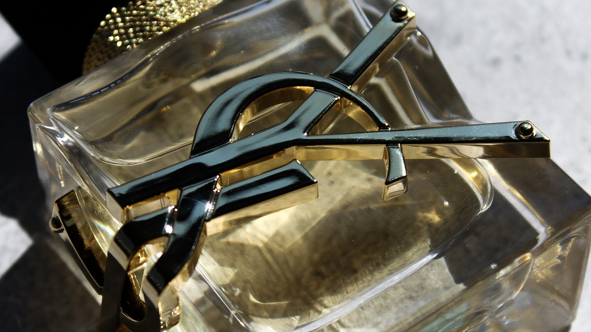 a pair of scissors sitting on top of a glass container