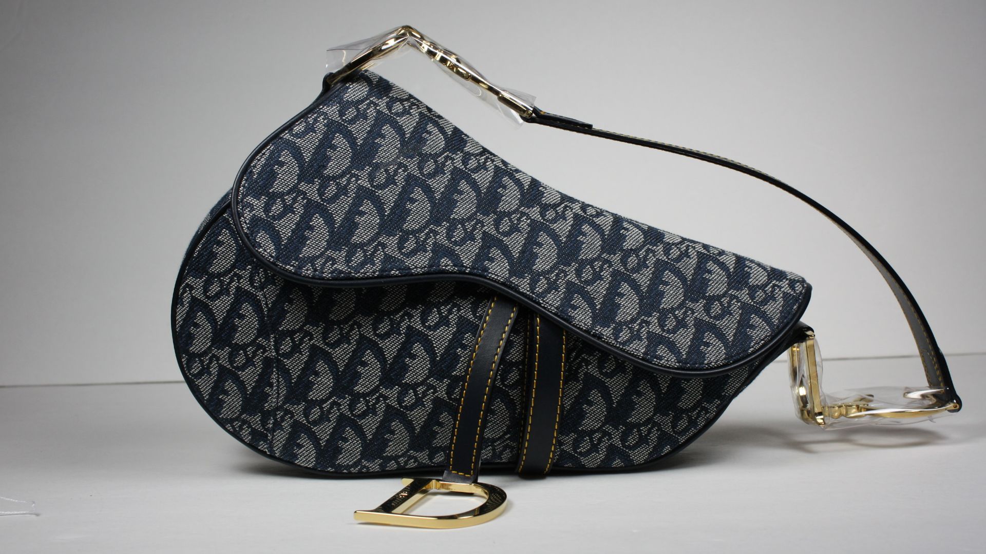 File:Dior-saddle-bag-blue-logo-1.jpg