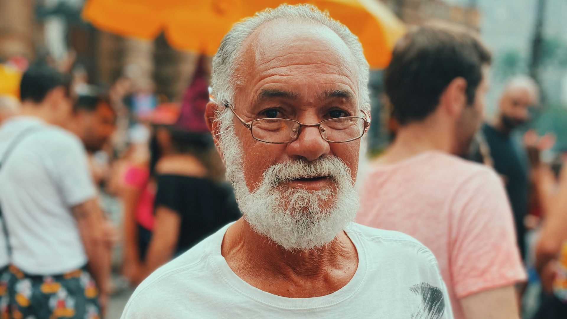 man in white crew neck t-shirt standing near people during daytime