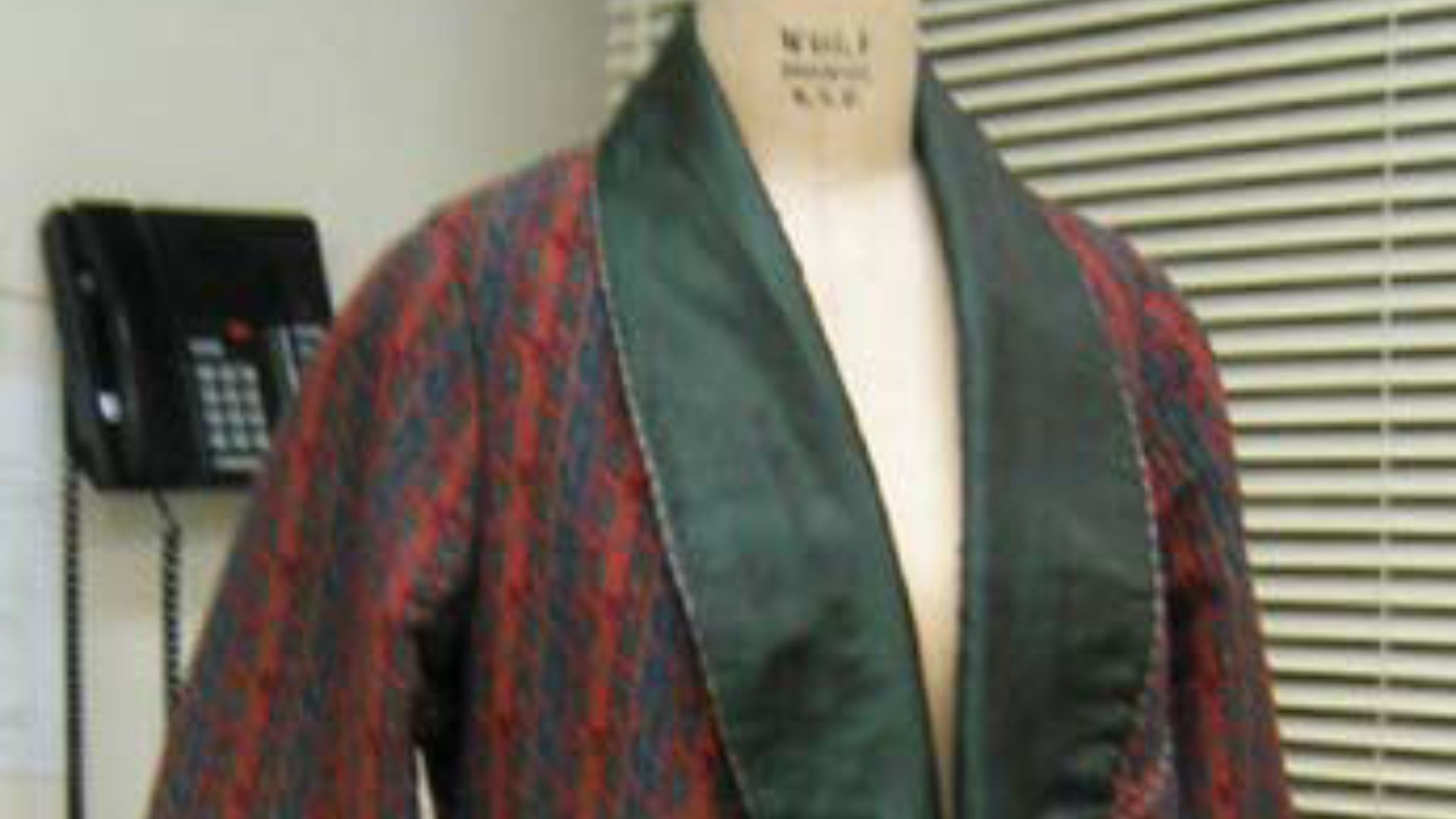 File:Smoking jacket MET 1989.246.2 F.jpeg