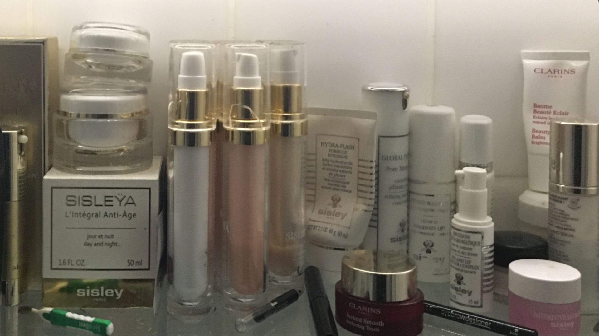 File:Cosmetics in Bathroom.jpeg