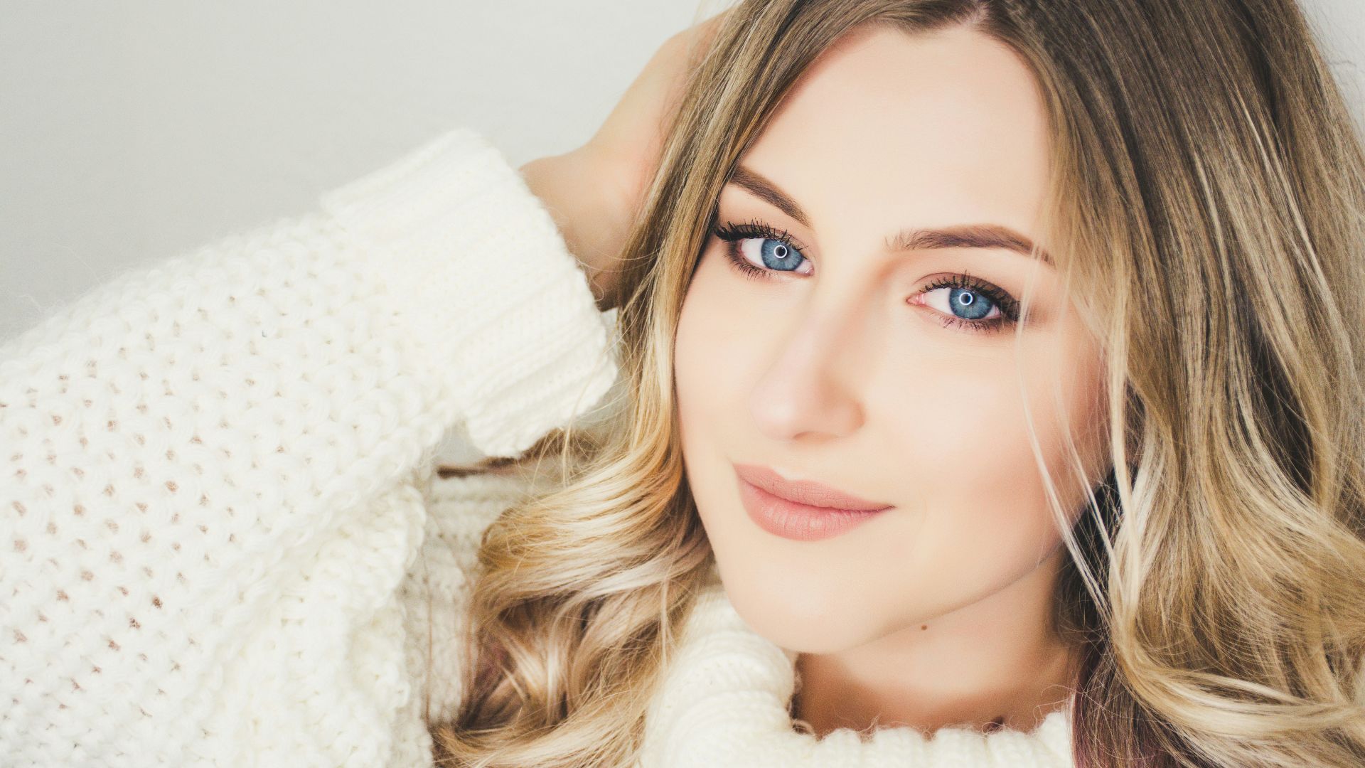 woman wearing white sweater closeup photography