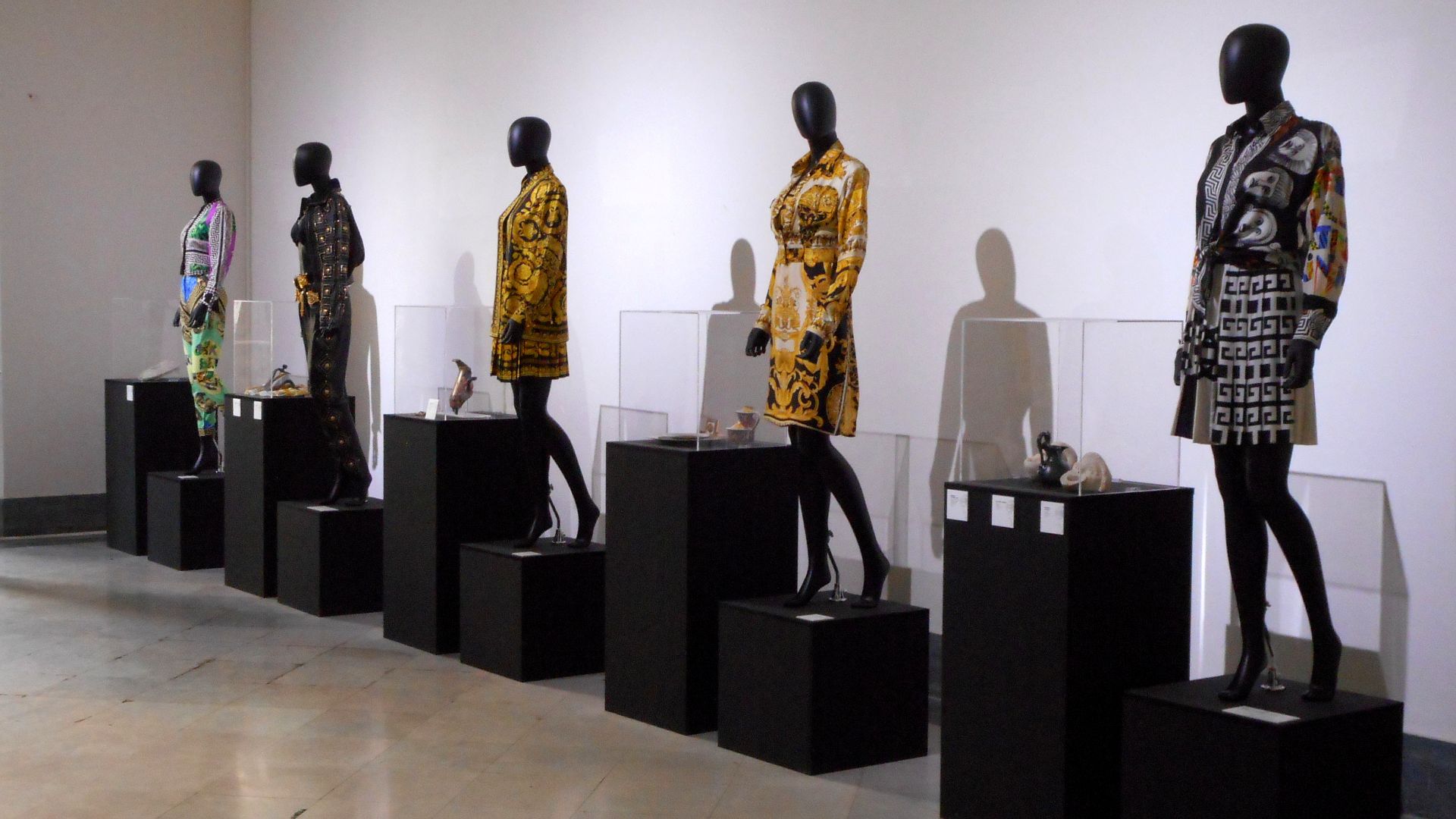 File:Gianni Versace - Magna Grecia Tribute 12.jpg