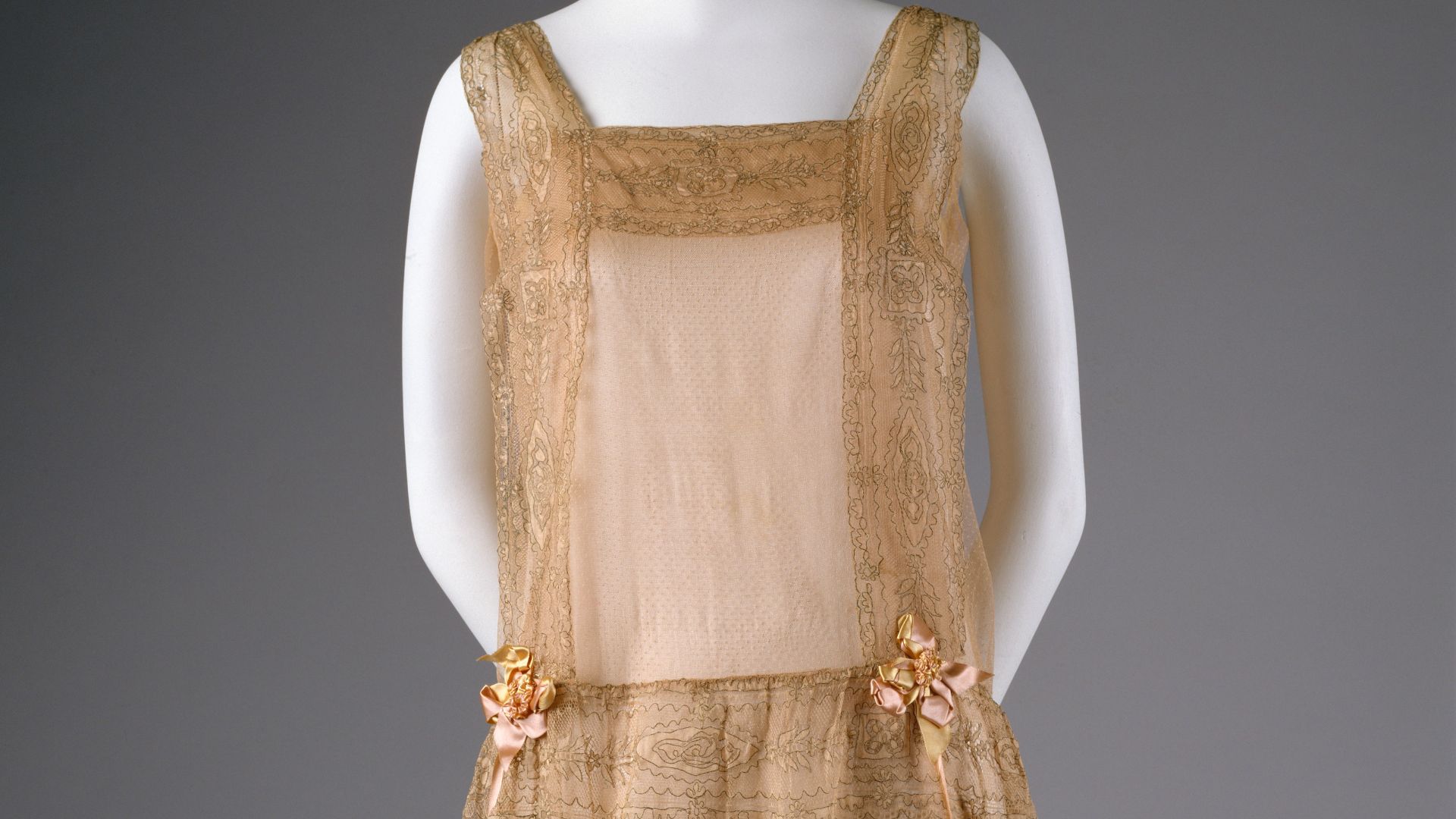 File:Evening dress MET DT7012.jpg