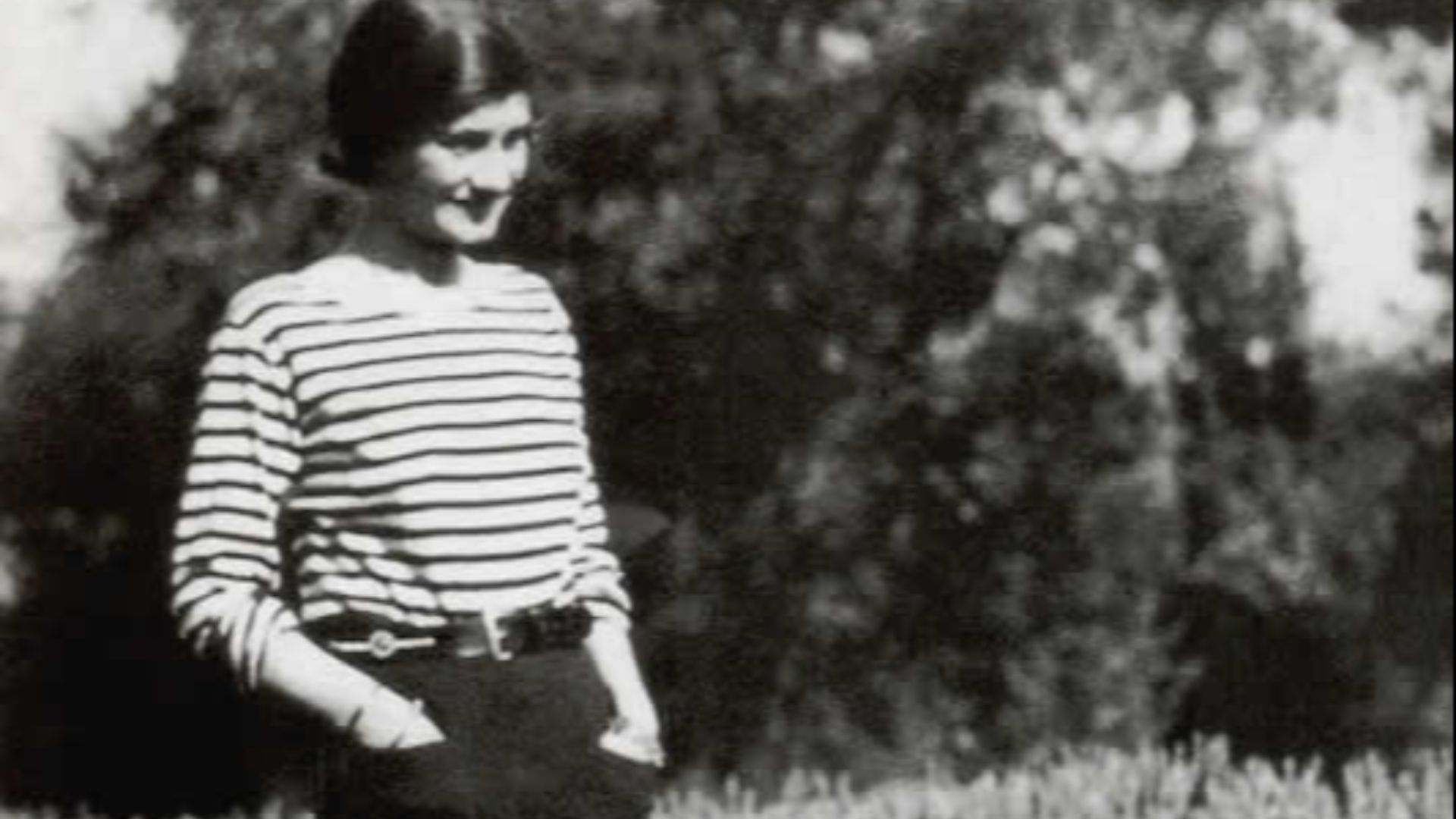 File:Gabrielle Chanel en marinière.jpg