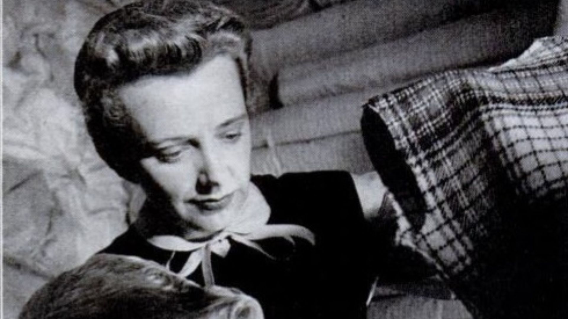 File:Fashion designer Claire McCardell 1944.jpg