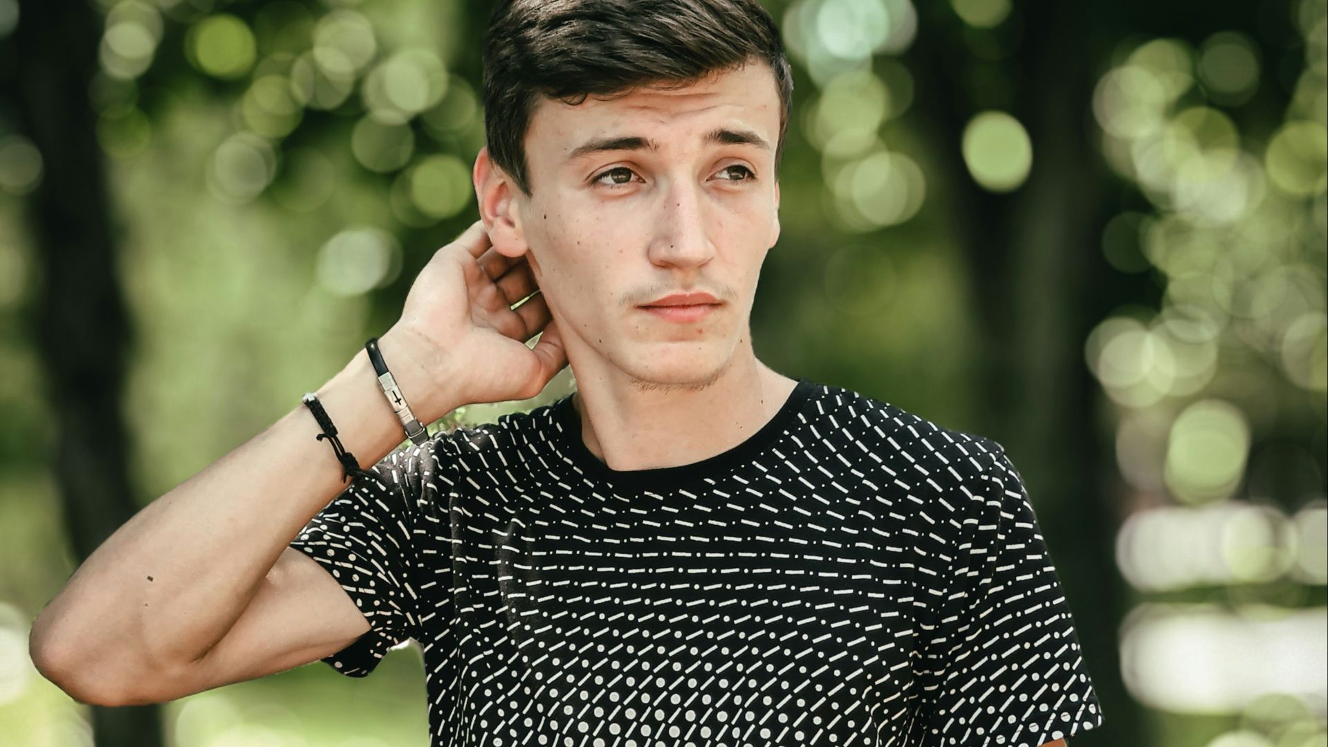 man in black and white crew neck t-shirt