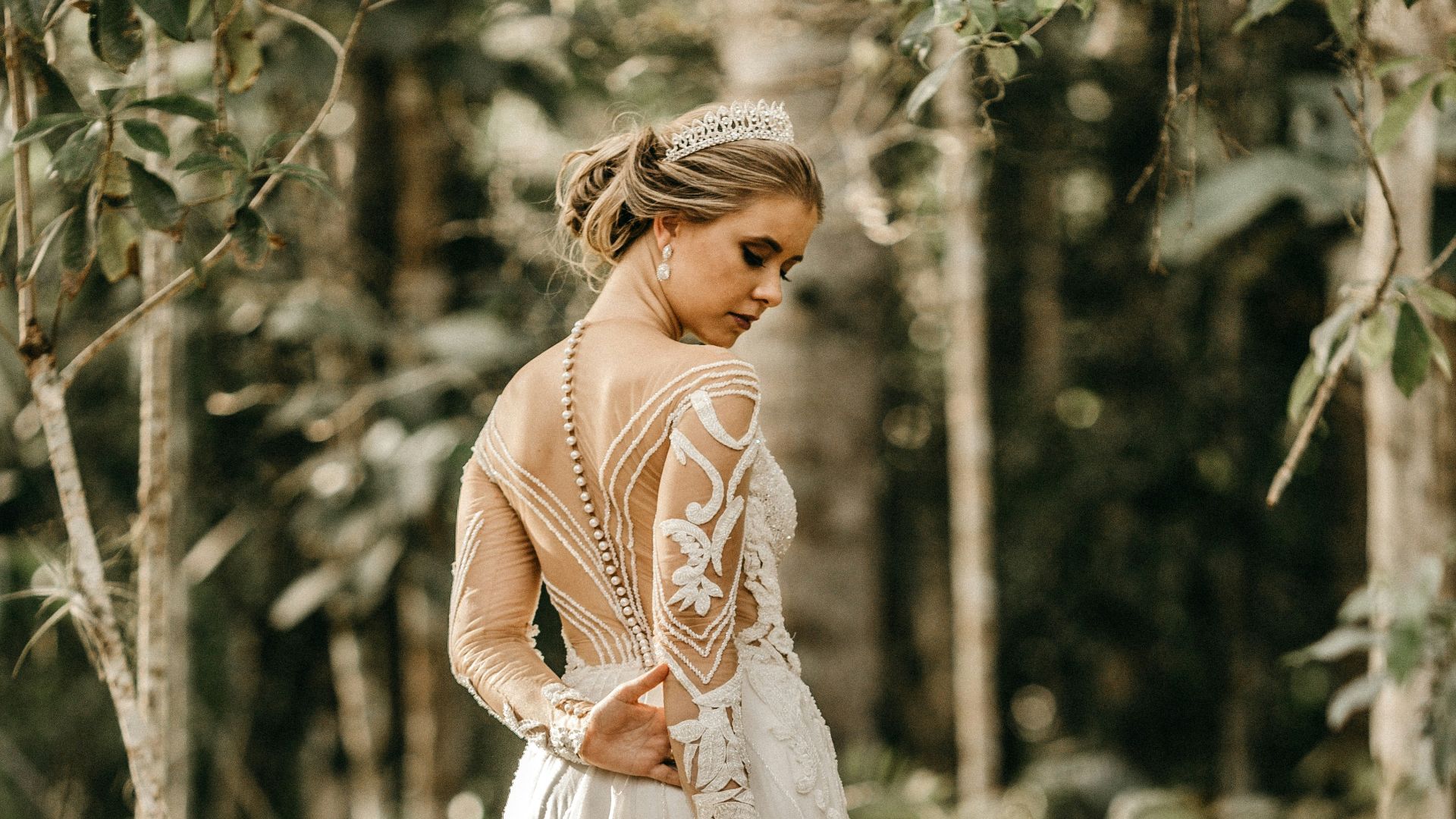 woman holding white flower bouquet during daytime