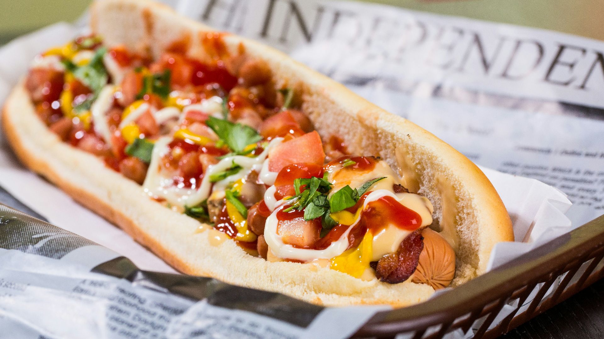 brown bread with tomato and green vegetable