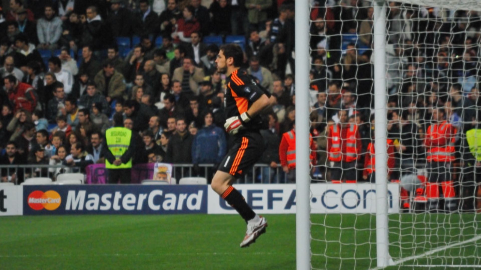 File:Iker Casillas calentando (4135679273).jpg