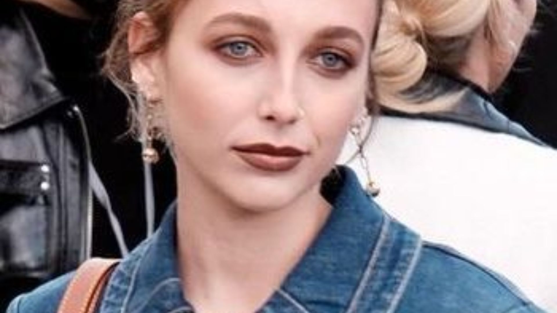 File:Emma Chamberlain at '21 Paris Fashion Week (cropped).jpg