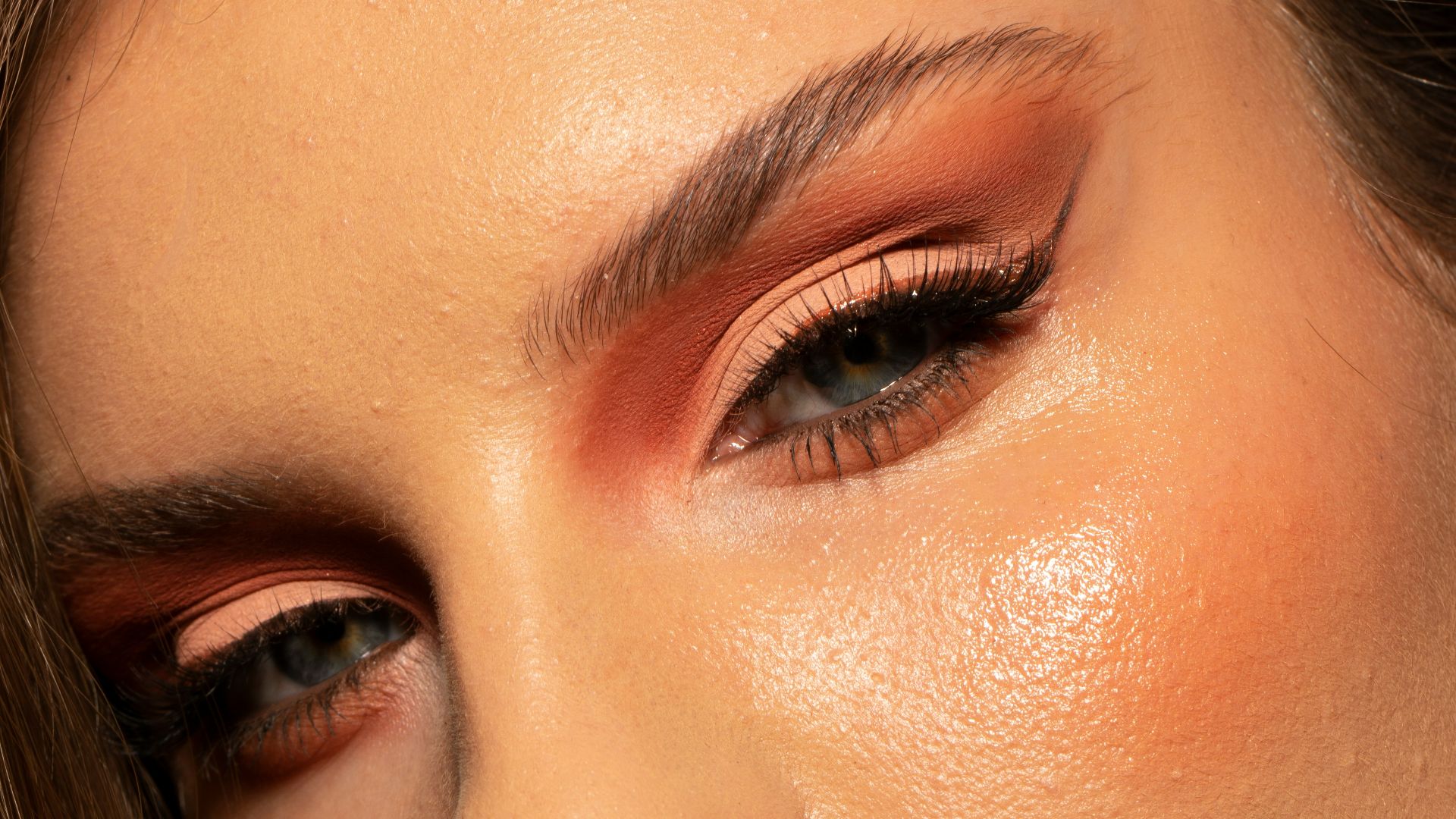 woman with brown eyes and brown eyes