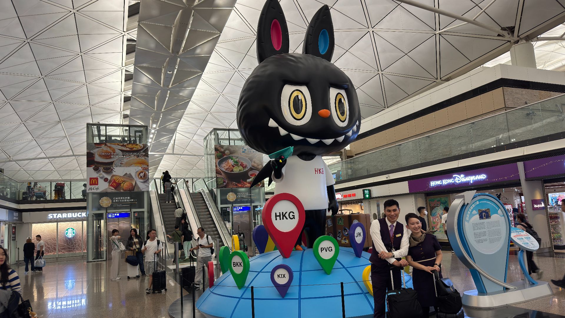 File:People take photo with Labubu in Hong Kong International Airport Terminal 1 Level 7 27-09-2025(19).jpg